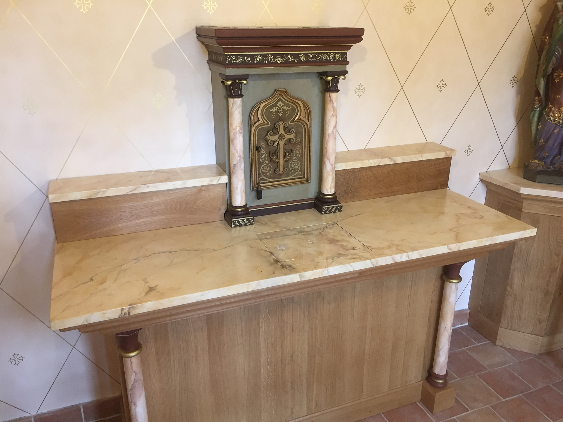 Autel et tabernacle en bois peints