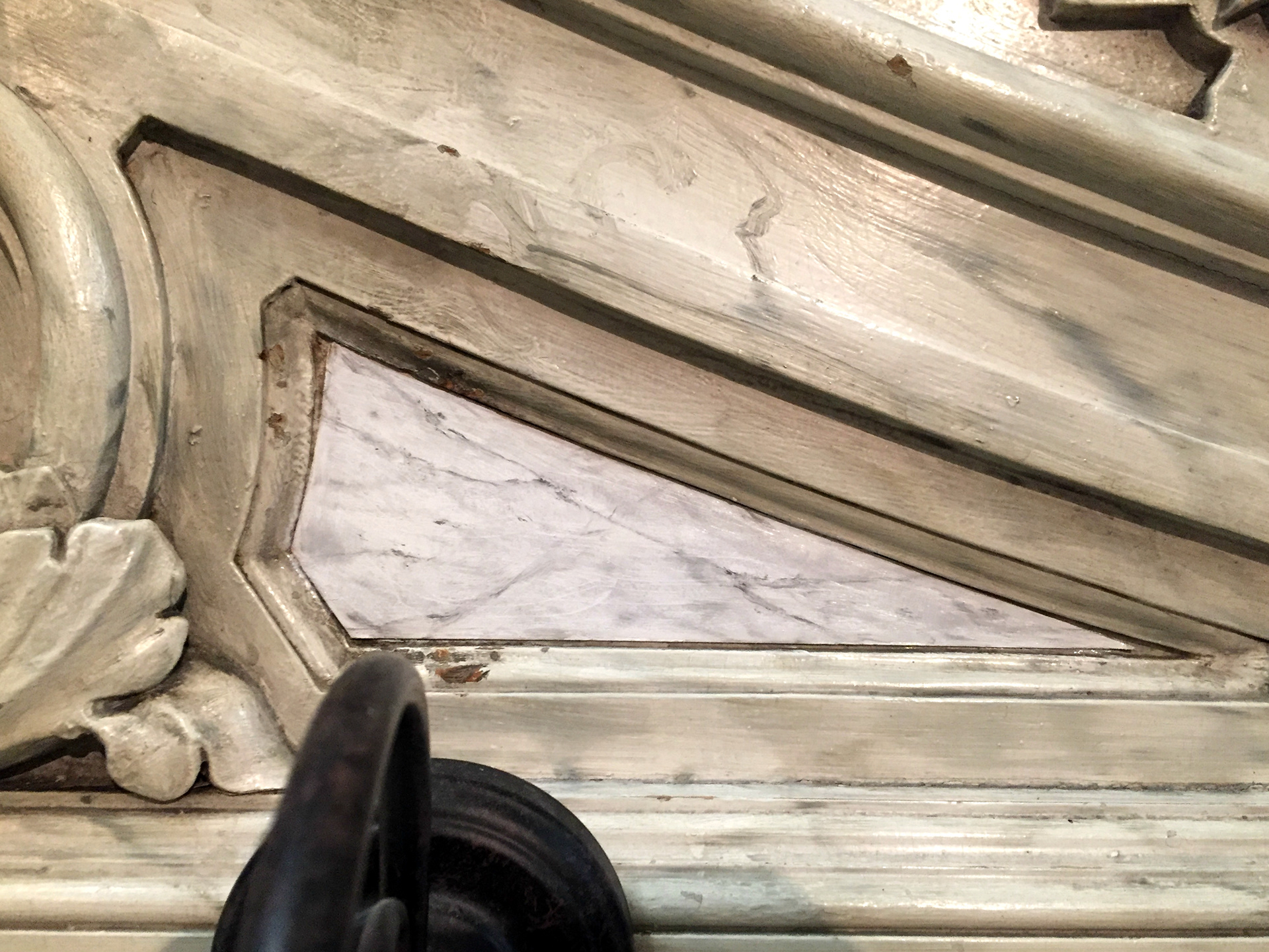 Détail de marbre blanc veiné sur autel