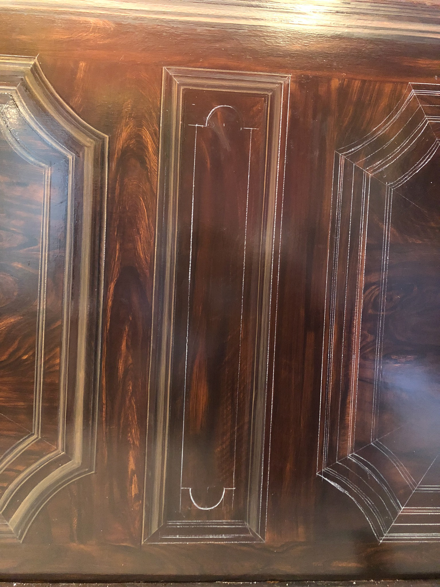 Peinture d'un faux bois puis d'un trompe-l'oeil de boiserie moulurée