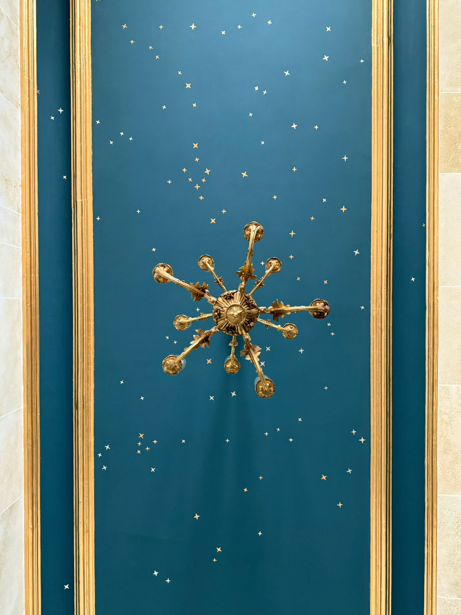 Dorure à la feuille d'or 23 carats - Moulures et étoiles