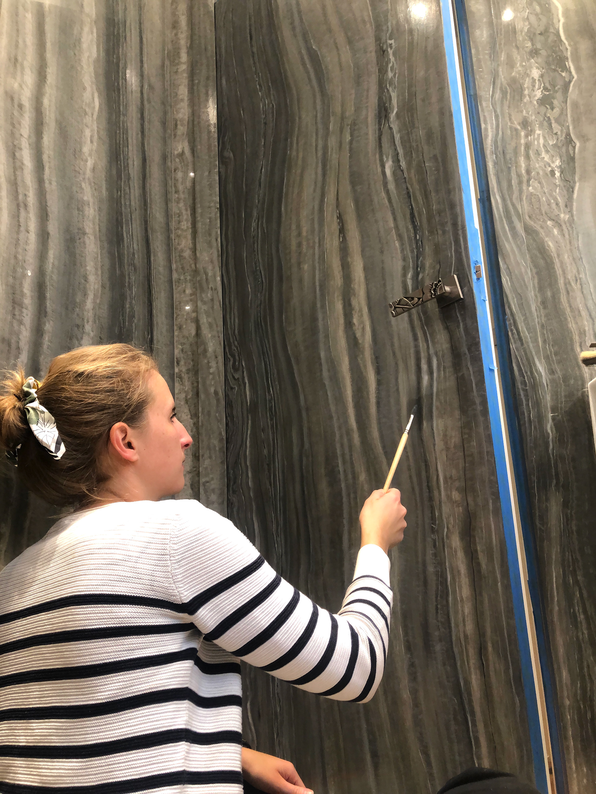 Peinture d'un faux marbre (Onyx) sur porte en bois