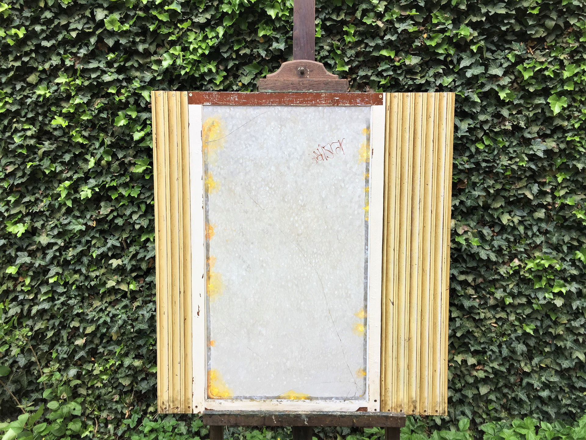 Imitation de bois lattes de bois peint et usé / imitation de vitre de verre brisée