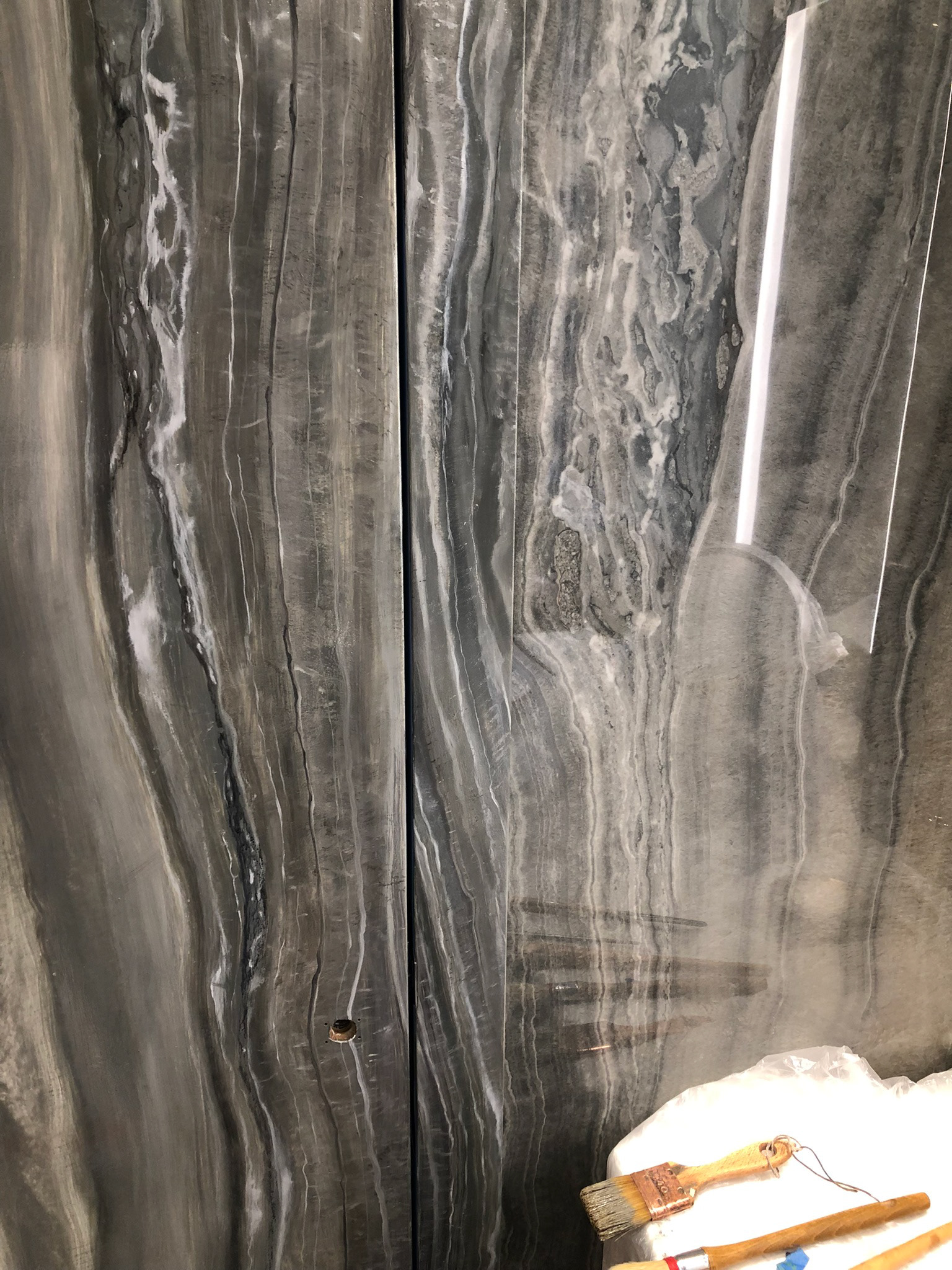 Peinture d'un faux marbre (Onyx) sur porte en bois