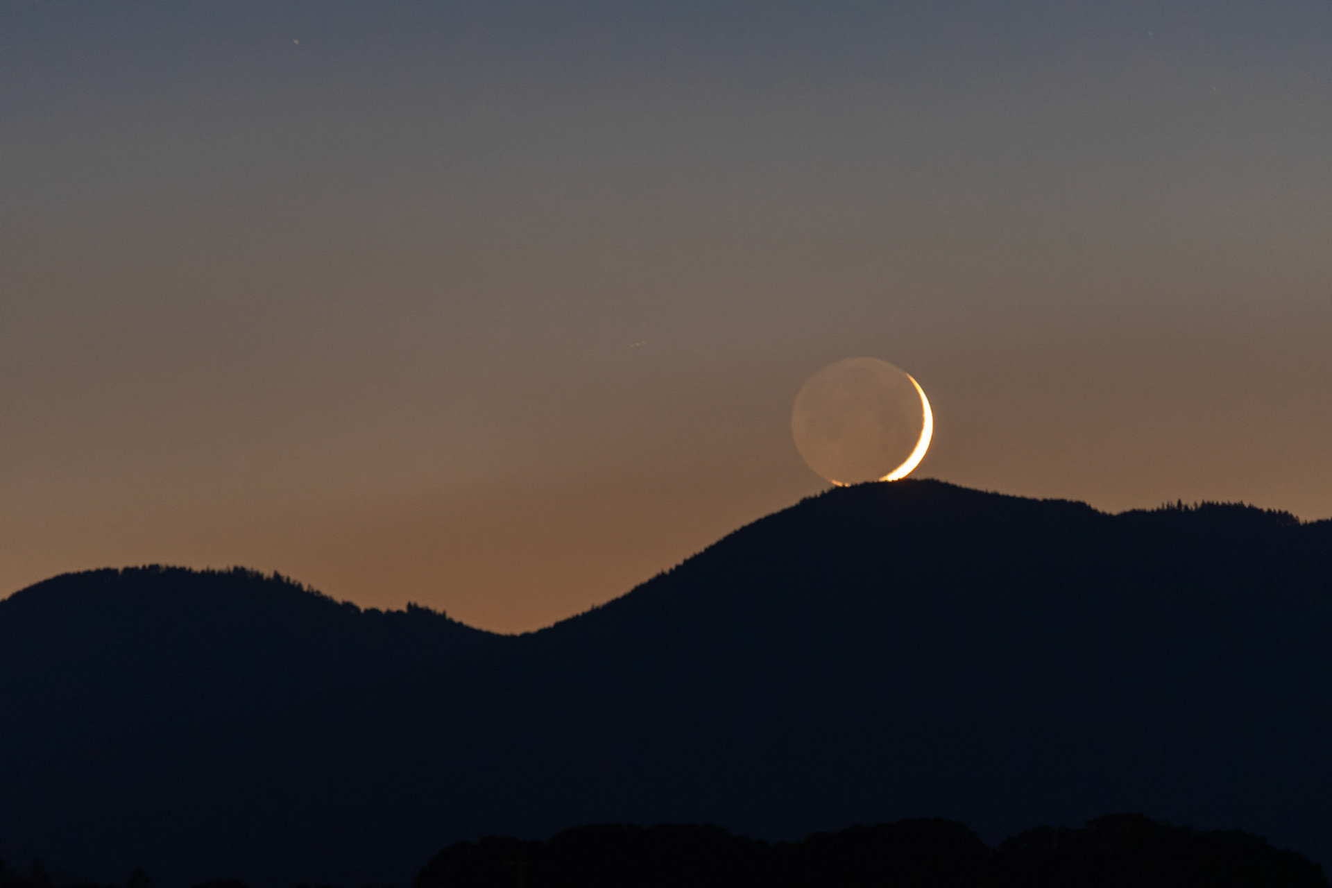 Tonight's new moon (4%) sitting precariously on the Oregon Coastal Range, near Marys Peak.  #moon #newmoon #astrophotography #corvallis #maryspeak #oregon #scenesaroundoregon