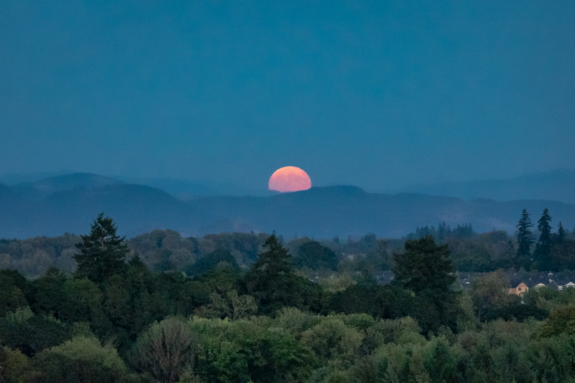 Full moon peeking out from behind the Oregon Cascades.  #fullmoon #moon #landscapephotography #astrophotography #corvallis #oregon #cascades