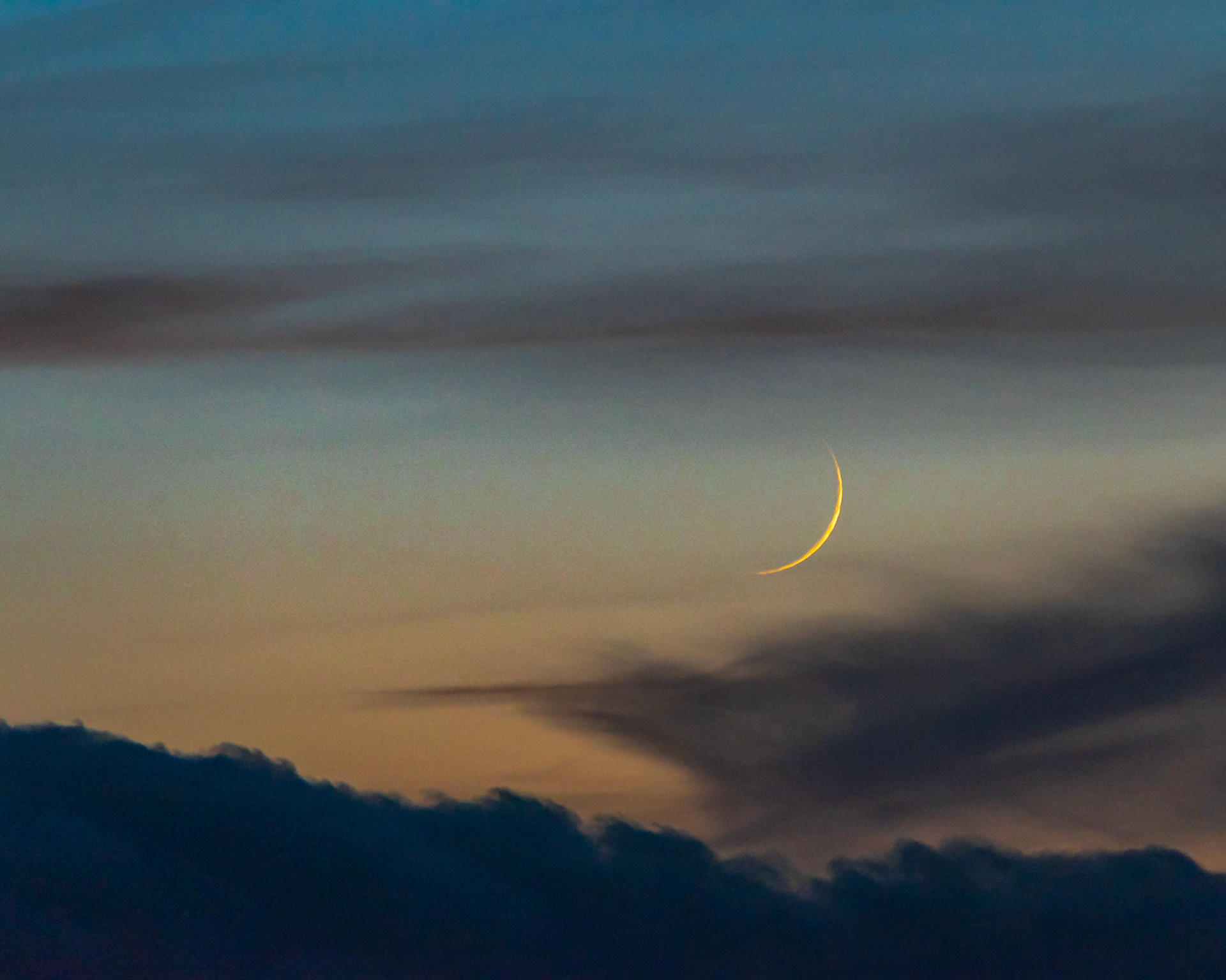 A 2.8% moon setting just after sunset tonight.  #partialmoon #moon #goldenhour #moonset #astrophotography #coastalrange #corvallis #oregon #marysrivernaturalarea