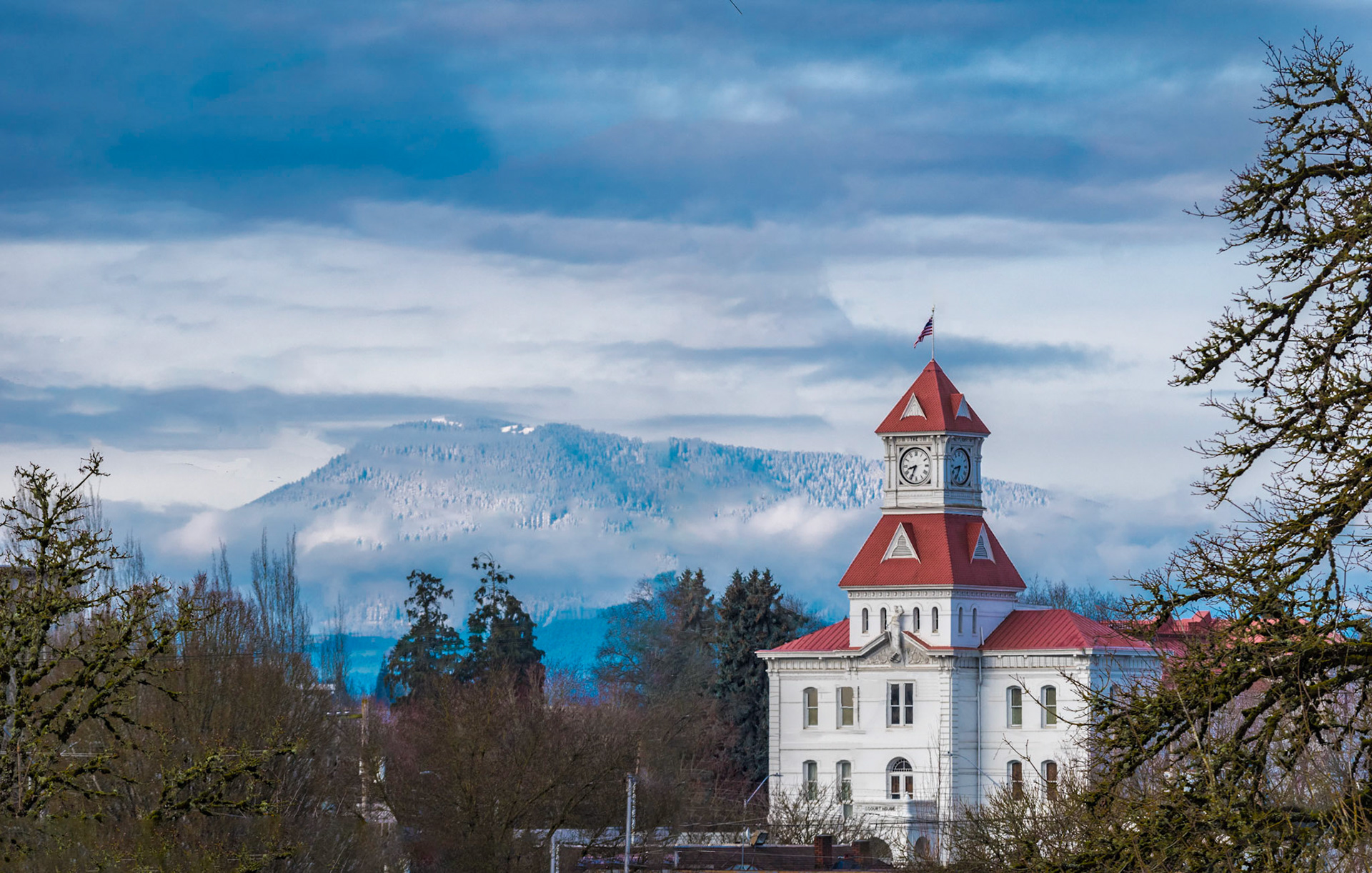 Snowy day in Corvallis  #bentoncountycourthouse #corvallis #oregon #maryspeak #snow #landscapephotography #scenesaroundoregon #myoregon #visitcorvallis