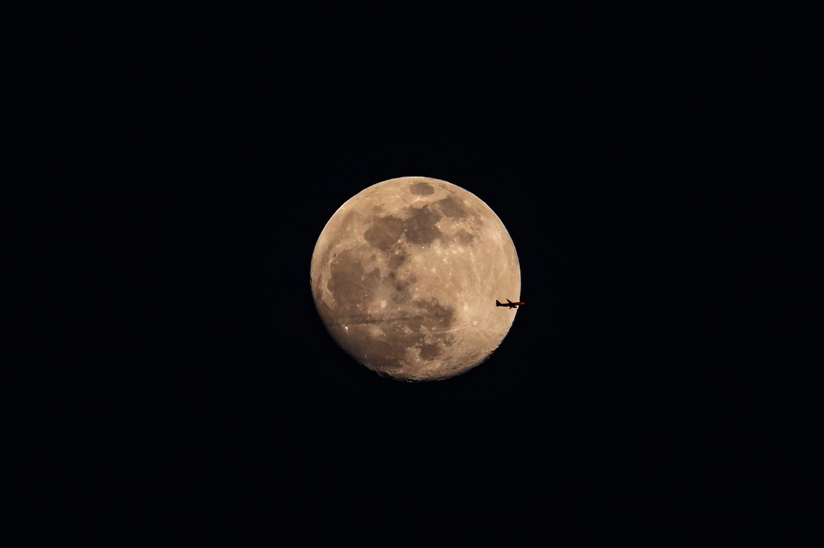 Tonight's 98% moon #fullmoon  #snowmoon #moon #airplanetransit #transit #alaskaair  #as1775