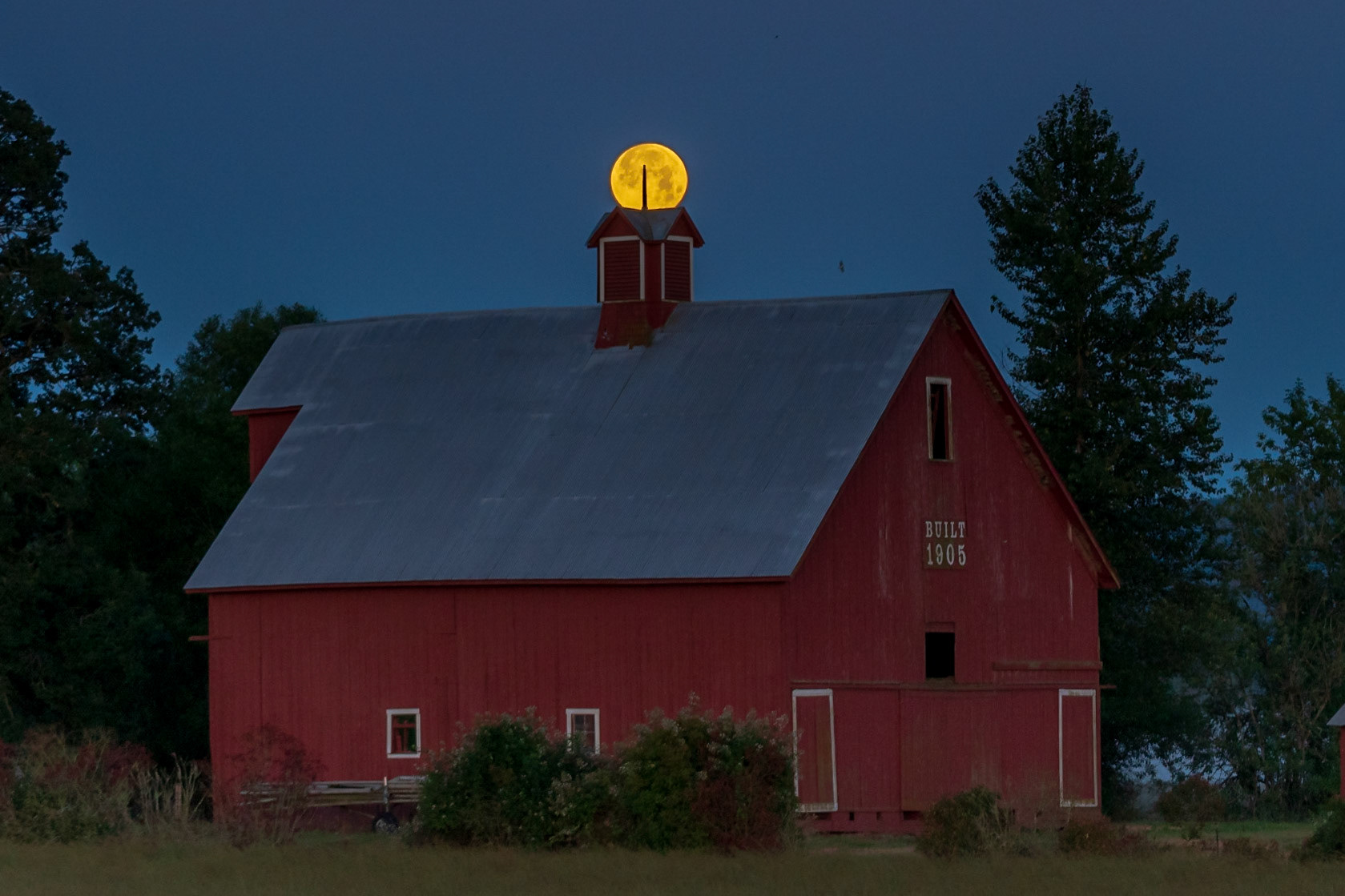 Strawberry moon setting near Bellfountain, Oregon.  #fullmoon #strawberrymoon #photopills  #moon #luna #myoregon
