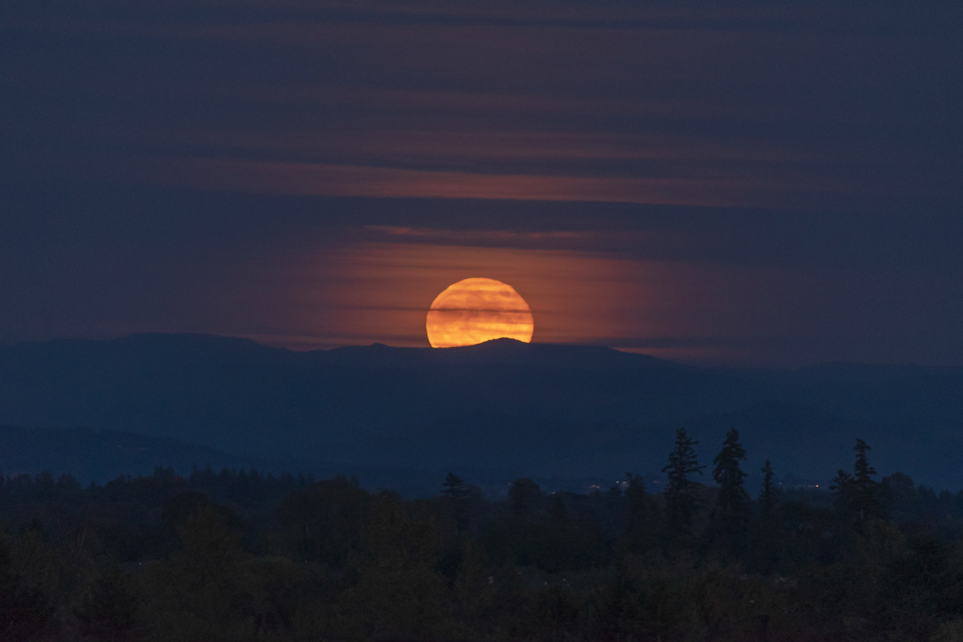 Strawberry moon rising over the Oregon Cascades tonight.  #fullmoon #strawberrymoon #moon #luna #astrophotography