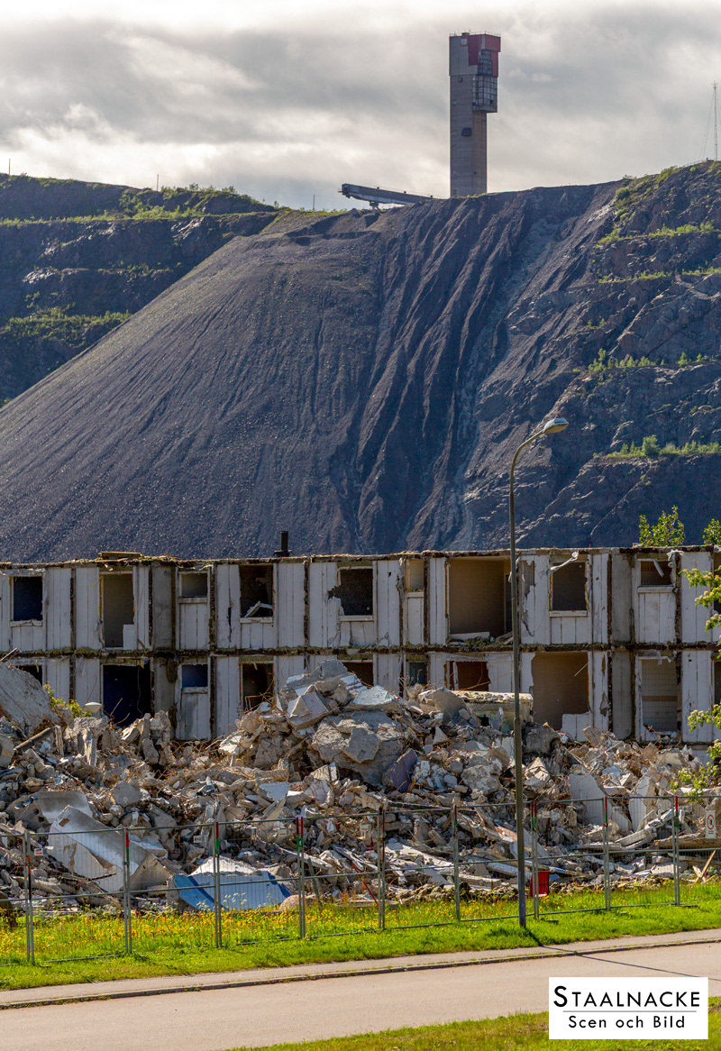 Fotografi föreställande rivningen av kvarteret Ullspiran i Kiruna 2017. Publicerad i "Transforming the City of Kiruna - Stabilizing Change and Changing Stability" av Chelsey Jo Huisman (Uppsala universitet, 2021).
