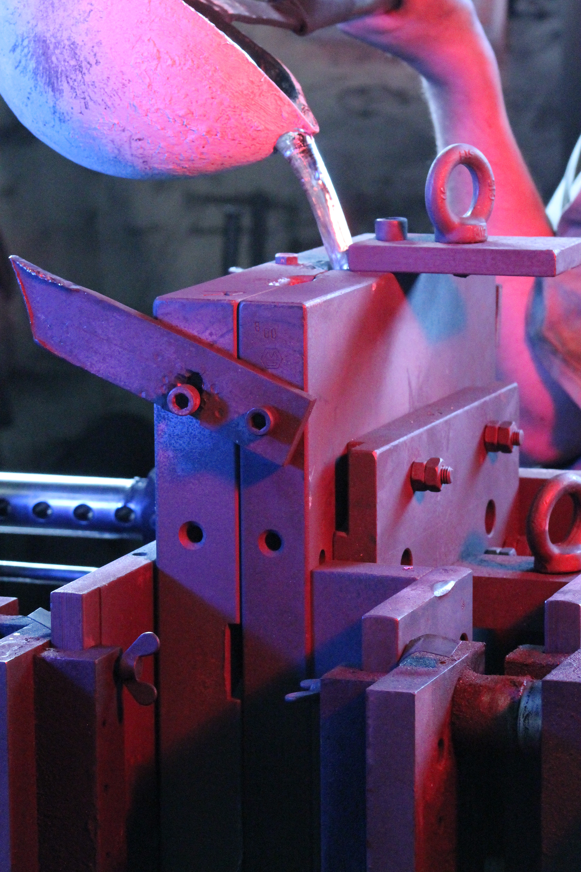 Werbeaufnahme - Aluminiumguss in Kokille. Advertising photography of aluminium casting in mold