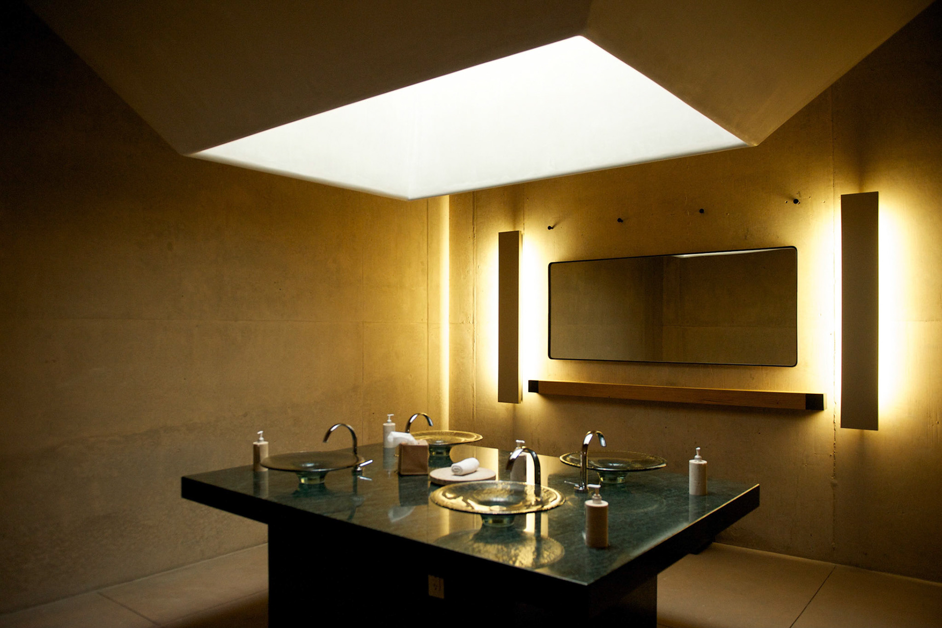 sinks in bathroom