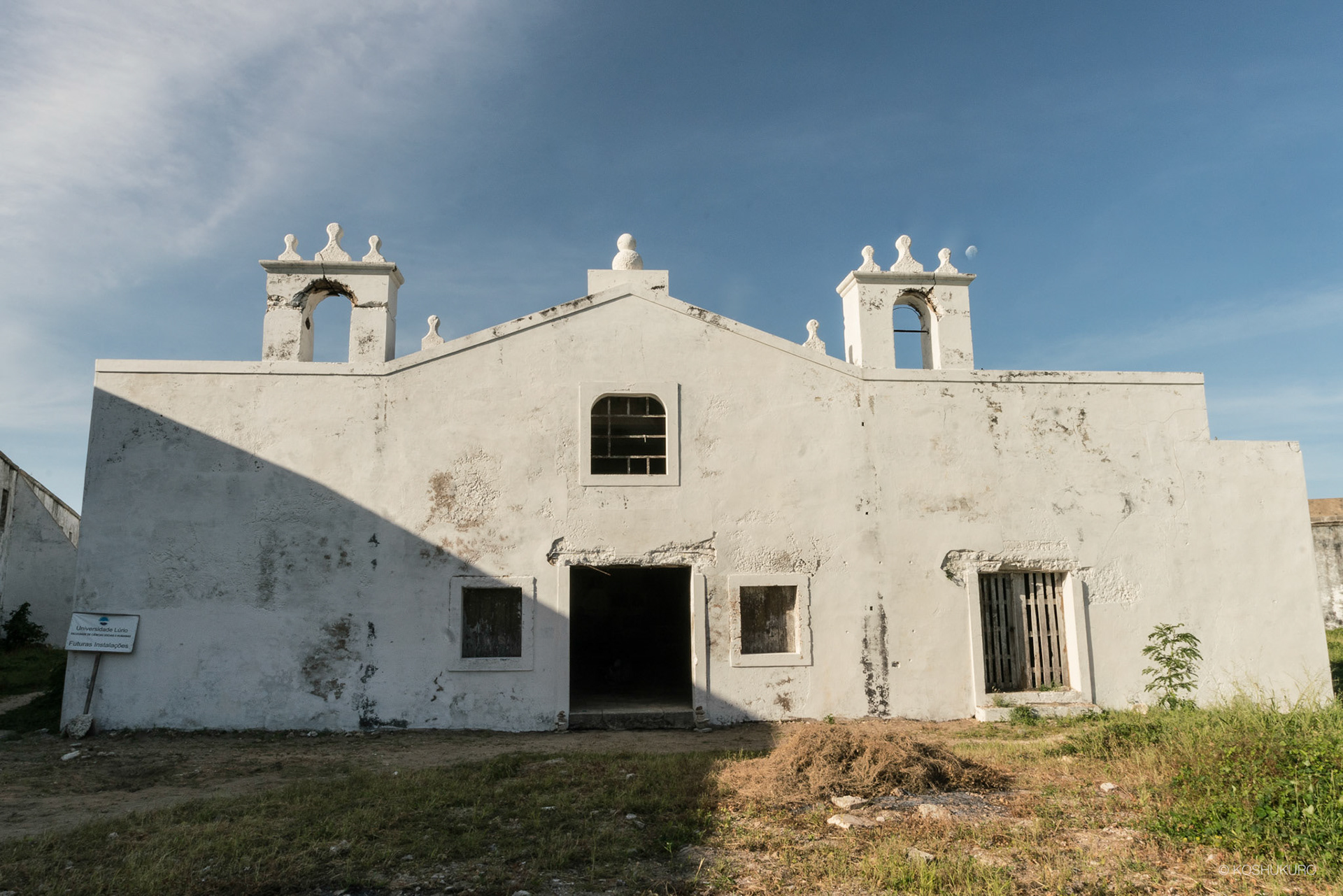 The Church of São Sebastião, located within the fortress, hosted the 2019 exhibition and also served as a space for workshops.  I   A Igreja de São Sebastião, situada dentro da fortaleza, acolheu a exposição de 2019 e serviu também como espaço para os ateliês.