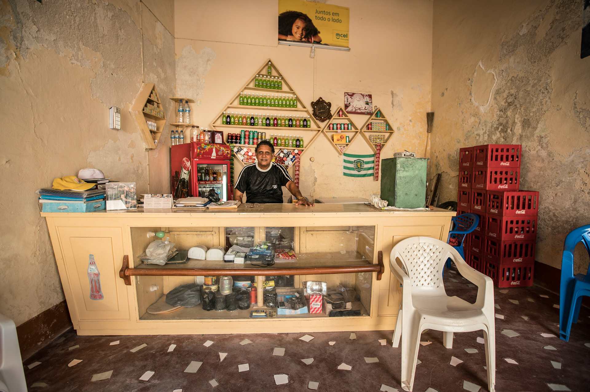 2017. Transformation of a store over the years. This sequence of two photographs was also taken in the Pedra e Cal neighborhood.