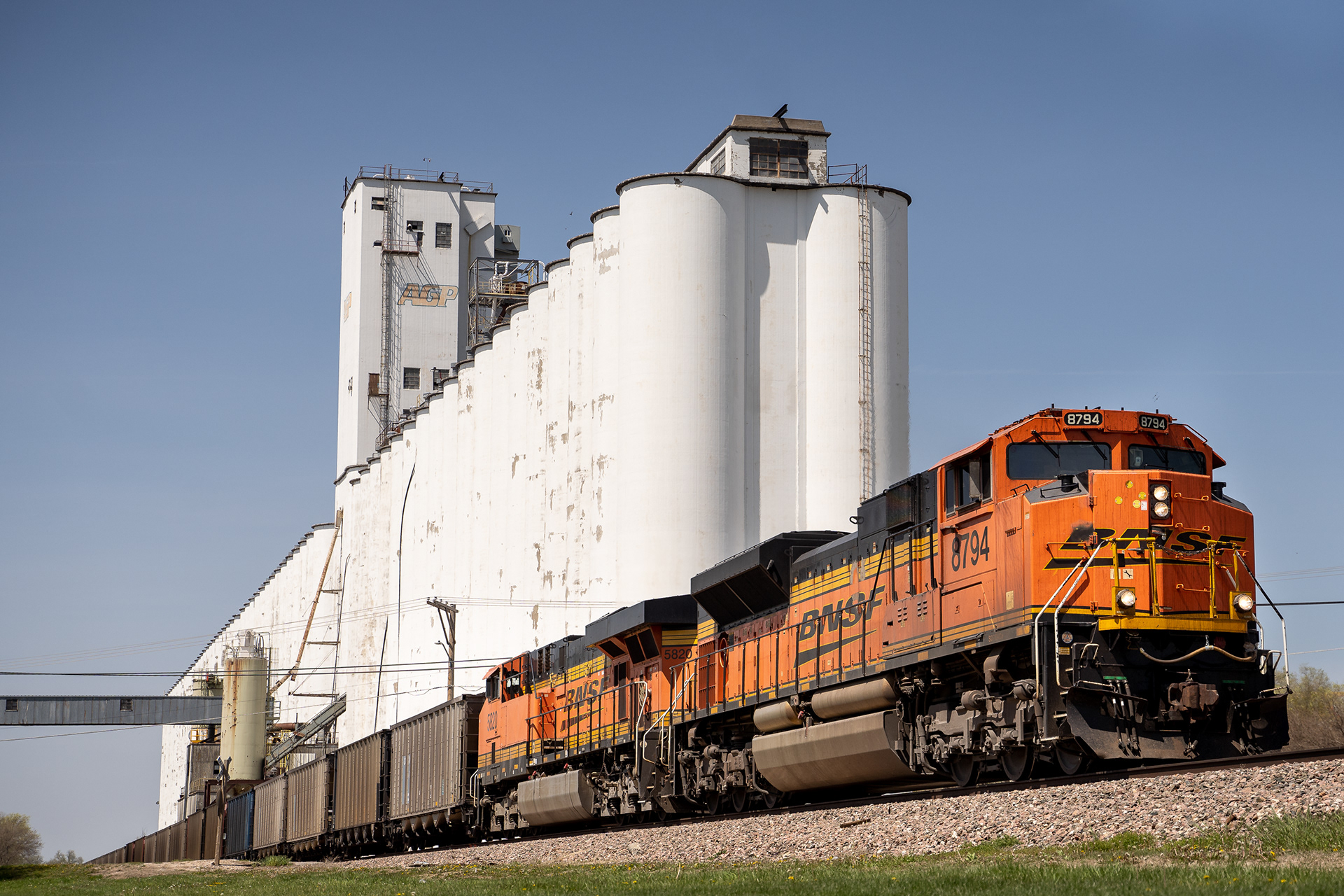 BNSF SD70ACE #8794 leads a coal train through Lincoln, Nebraska. 04.25.21.