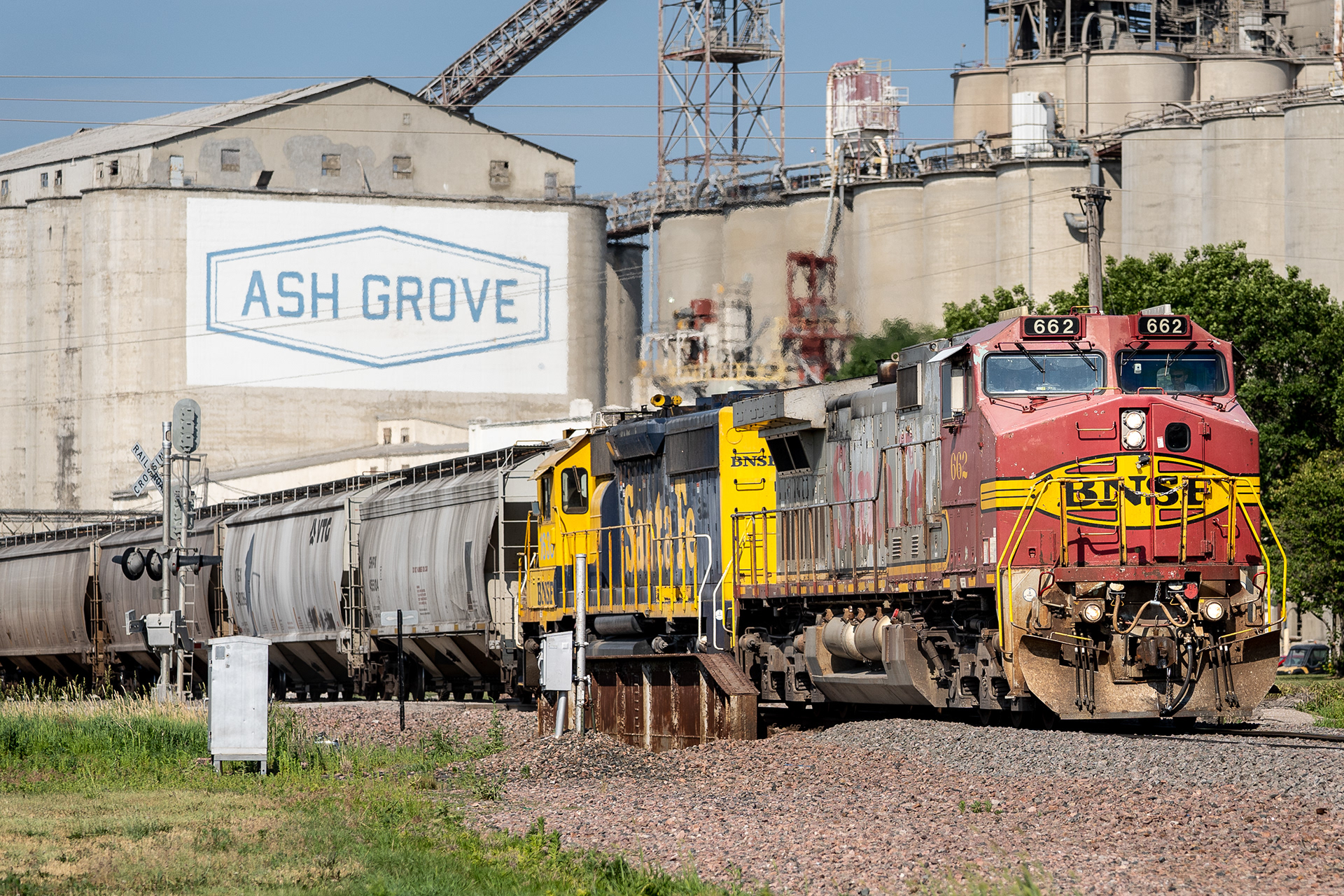 An ex-ATSF duo of BNSF C44-9W #662 and SD40-2 #1638 lead the H-LINLIN westbound through Louisville, Nebraska. 06.17.21.