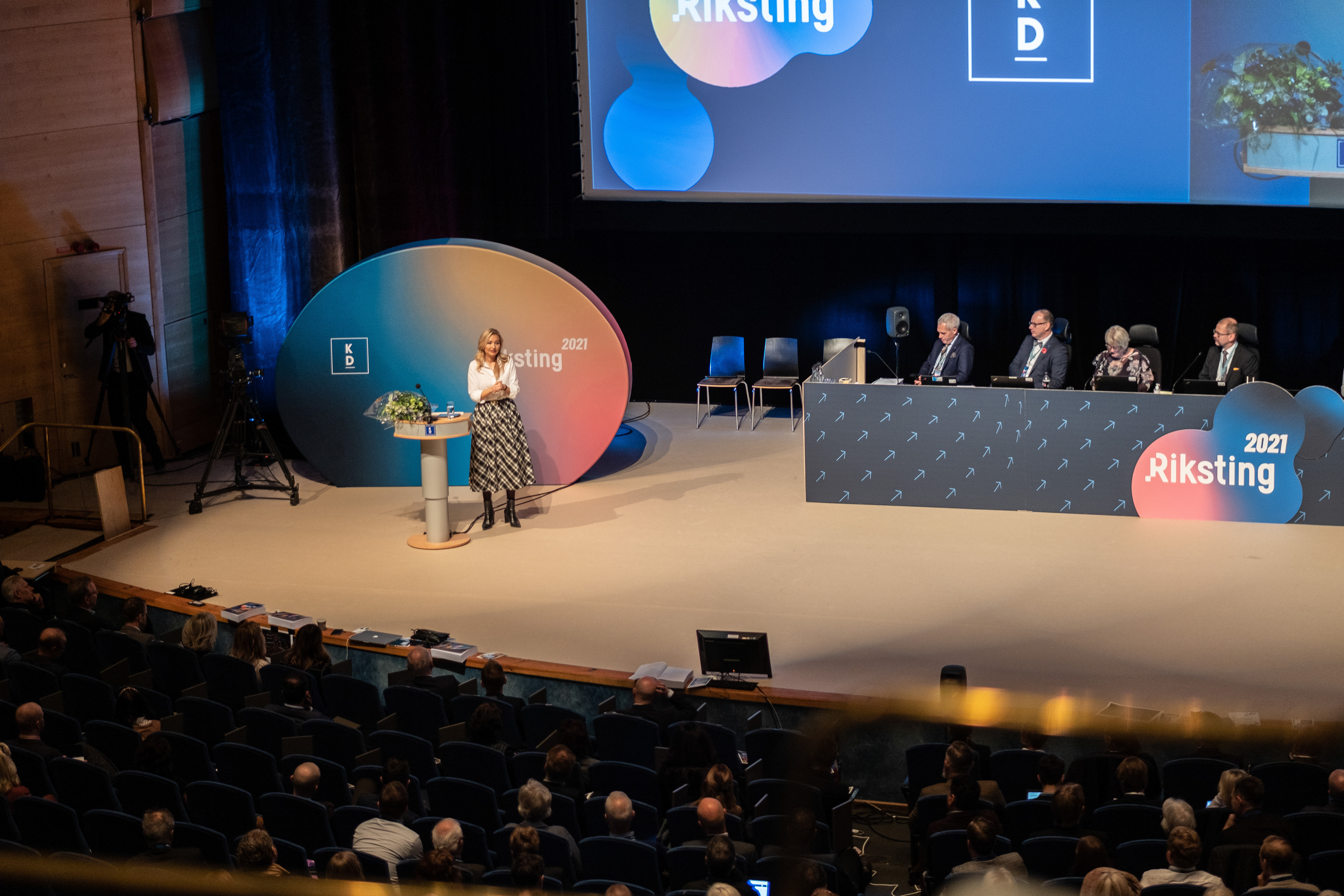 Ebba Busch på scenen under sitt tacktal i Norrköping på KD riksting 2021