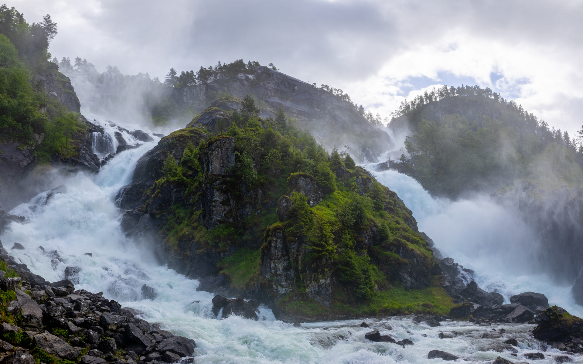 Latefossen // Panorama-HDR aus 16 Aufnahmen