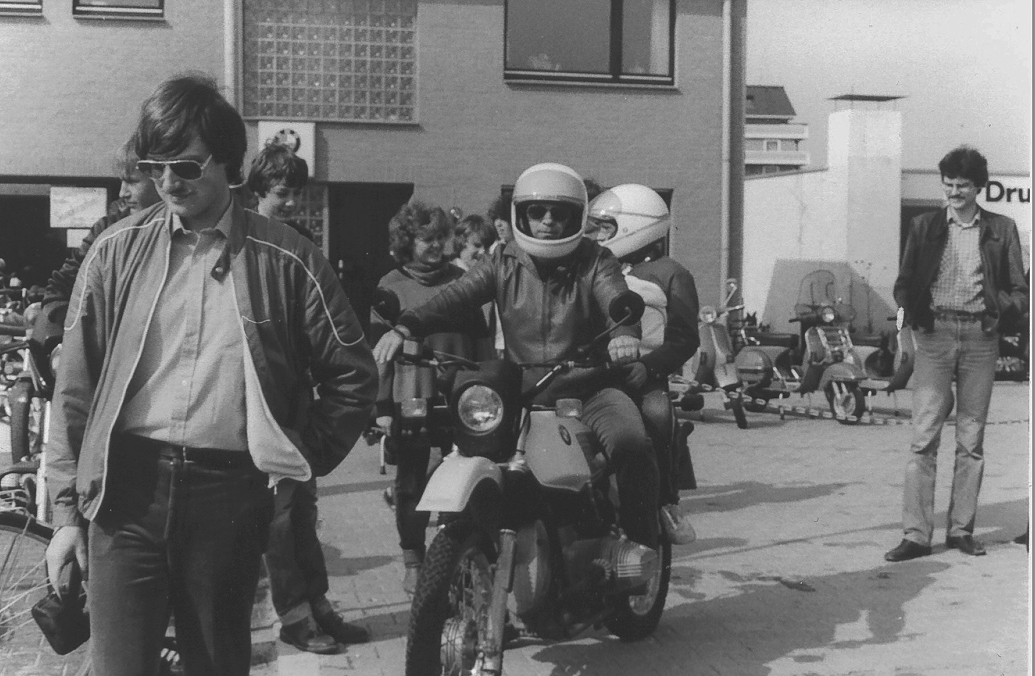 1981: Normen's father starts selling BMW motorcycles.