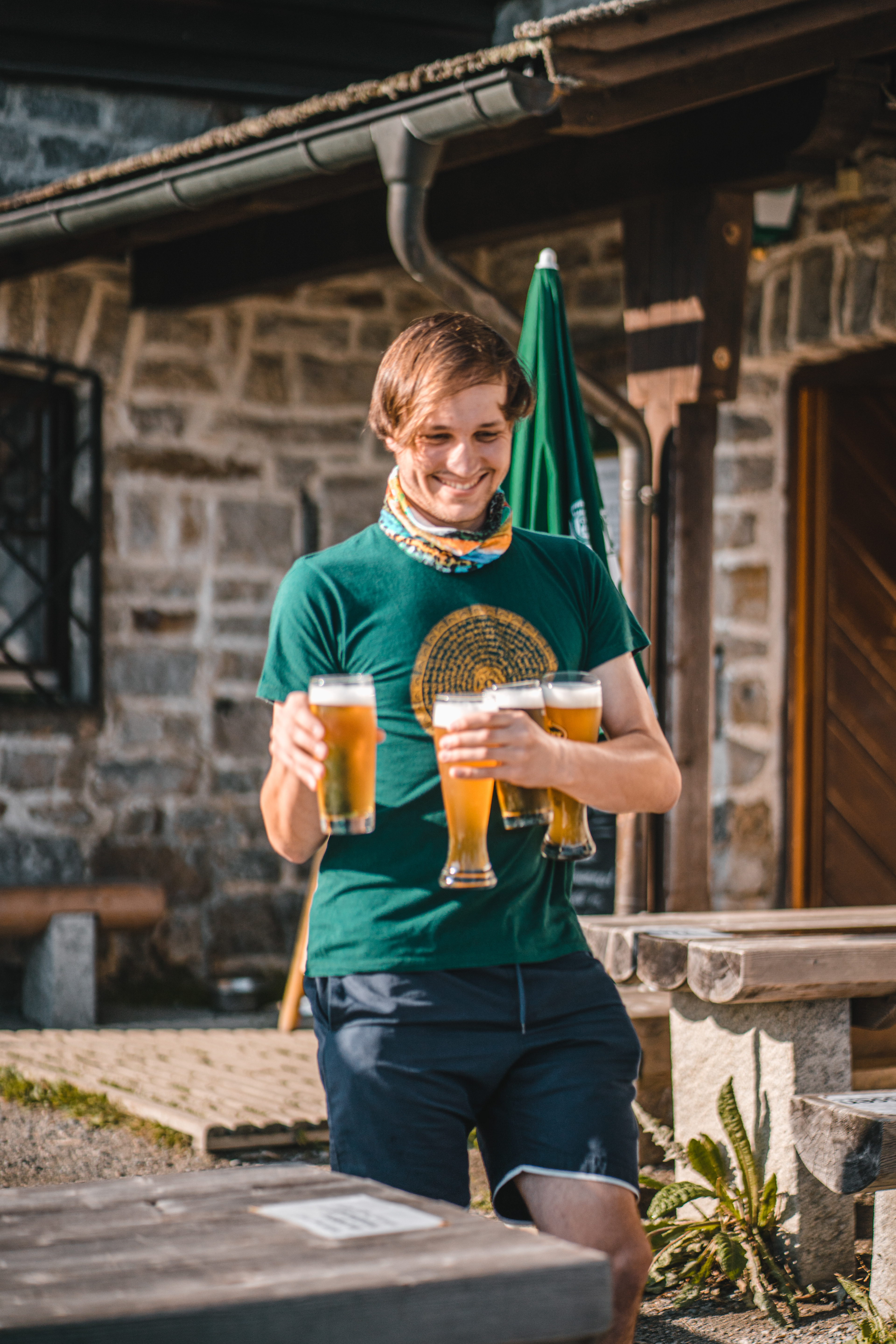 Místní barman nosil škopky po dvou, Steffan war besser