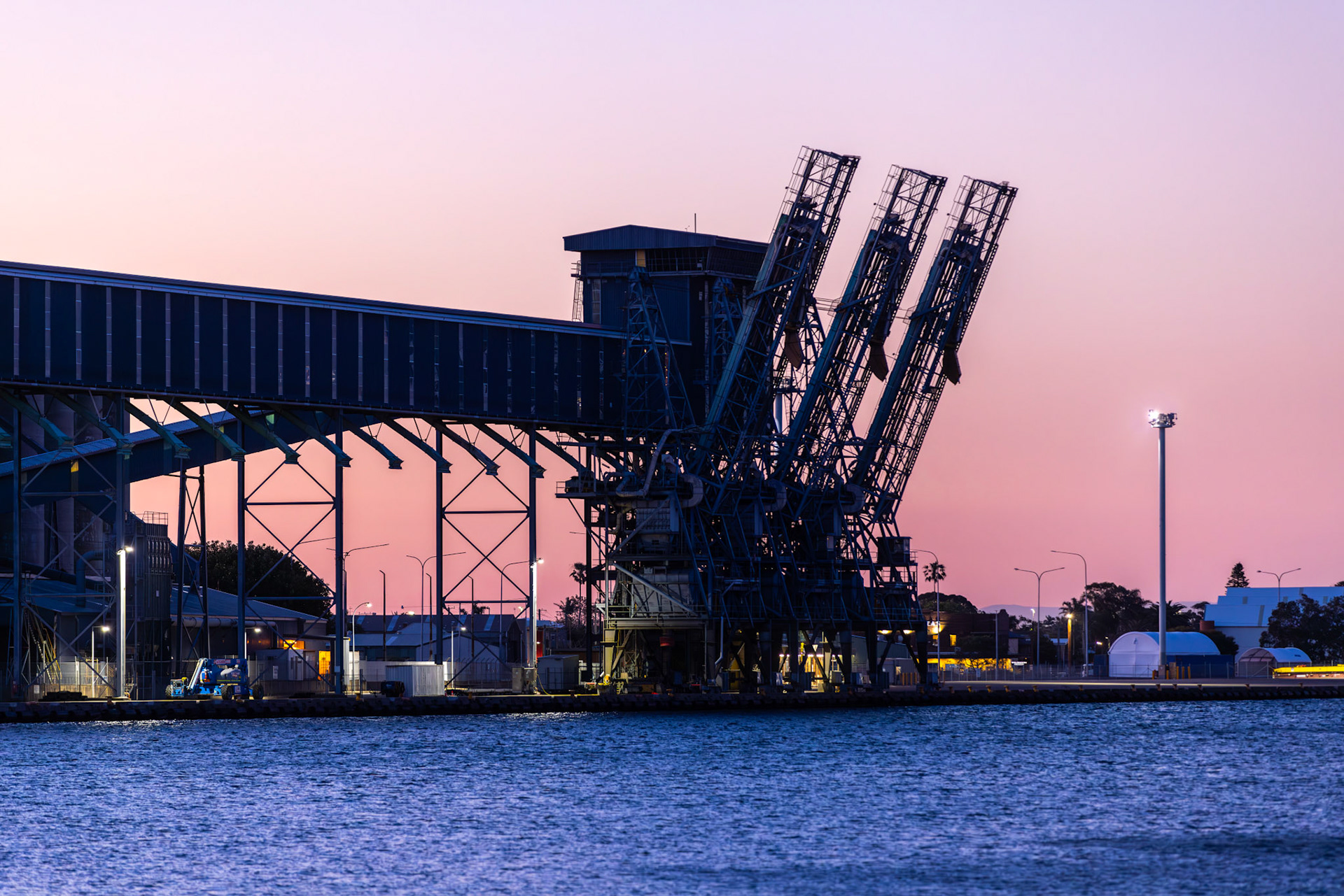 The Newcastle port at dusk. Australia’s oldest export port and a major hub for coal exports, the Port of Newcastle is now poised to become a key player in the nation’s clean energy future. It embodies the transition from traditional industries to renewable energy, underscoring the Hunter’s importance in the global energy supply chain.