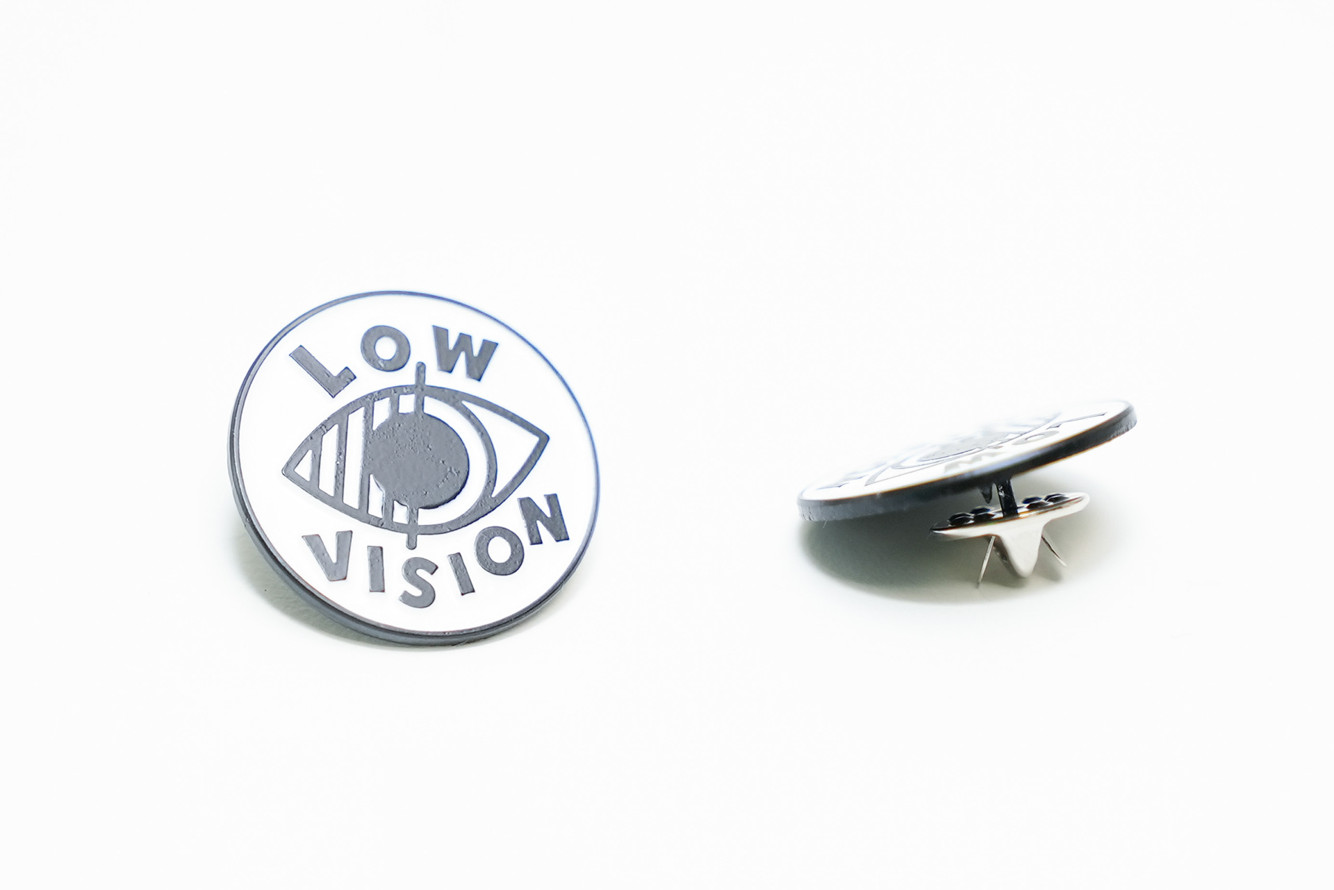 low vision pins voorkant en achterkant