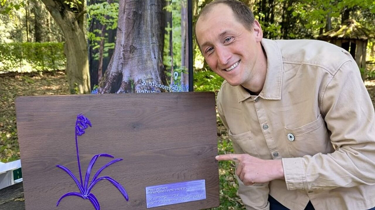 Maurice Sleuwaegen en een voelplaat van een boshyacint