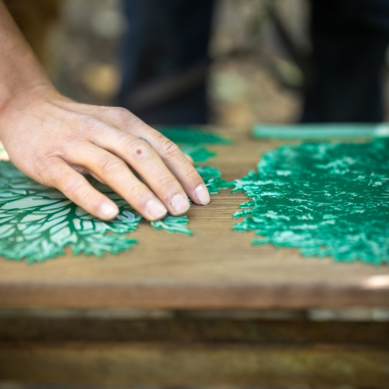 Een hand voelt aan een voelplaat van een boom