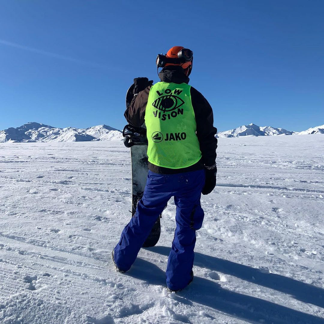 slechtziende snowboarder met low vision fluo-overgooier