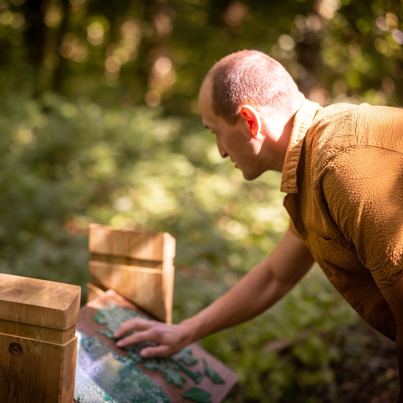 Maurice en een voelplaat in het Hallerbos