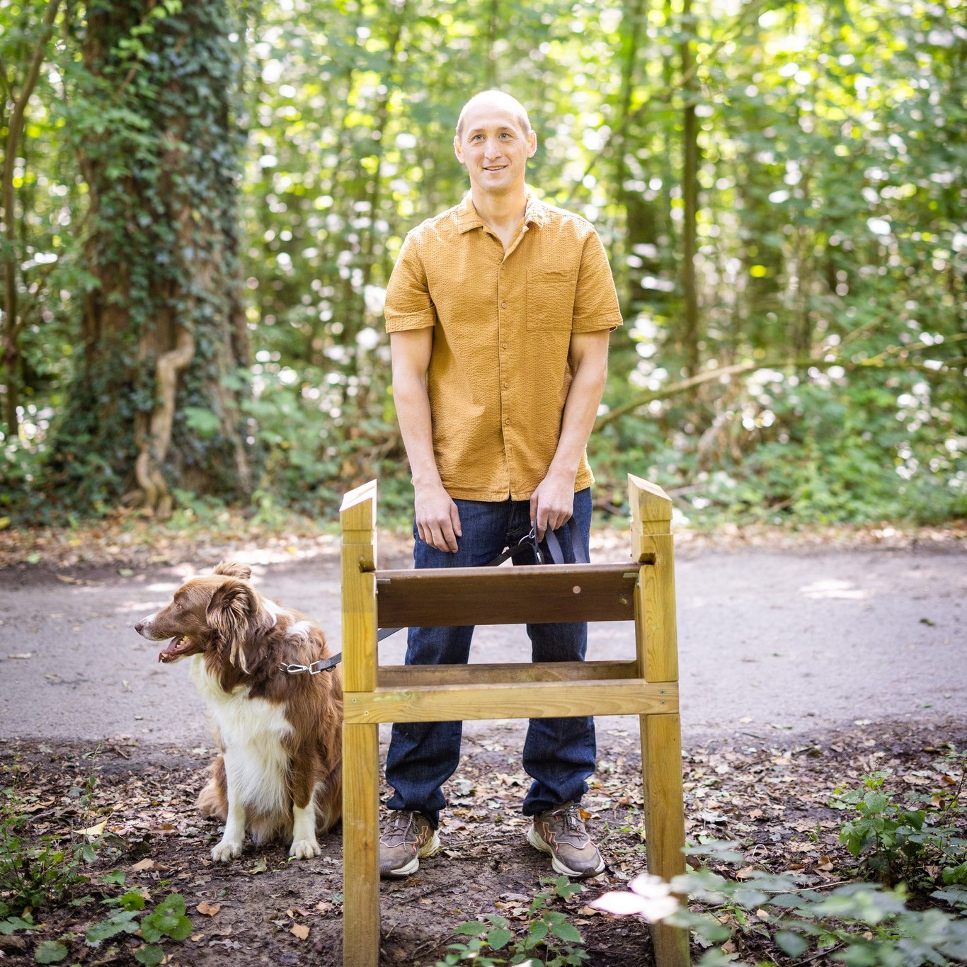 Maurice en hond Kiko aan een voelplaat