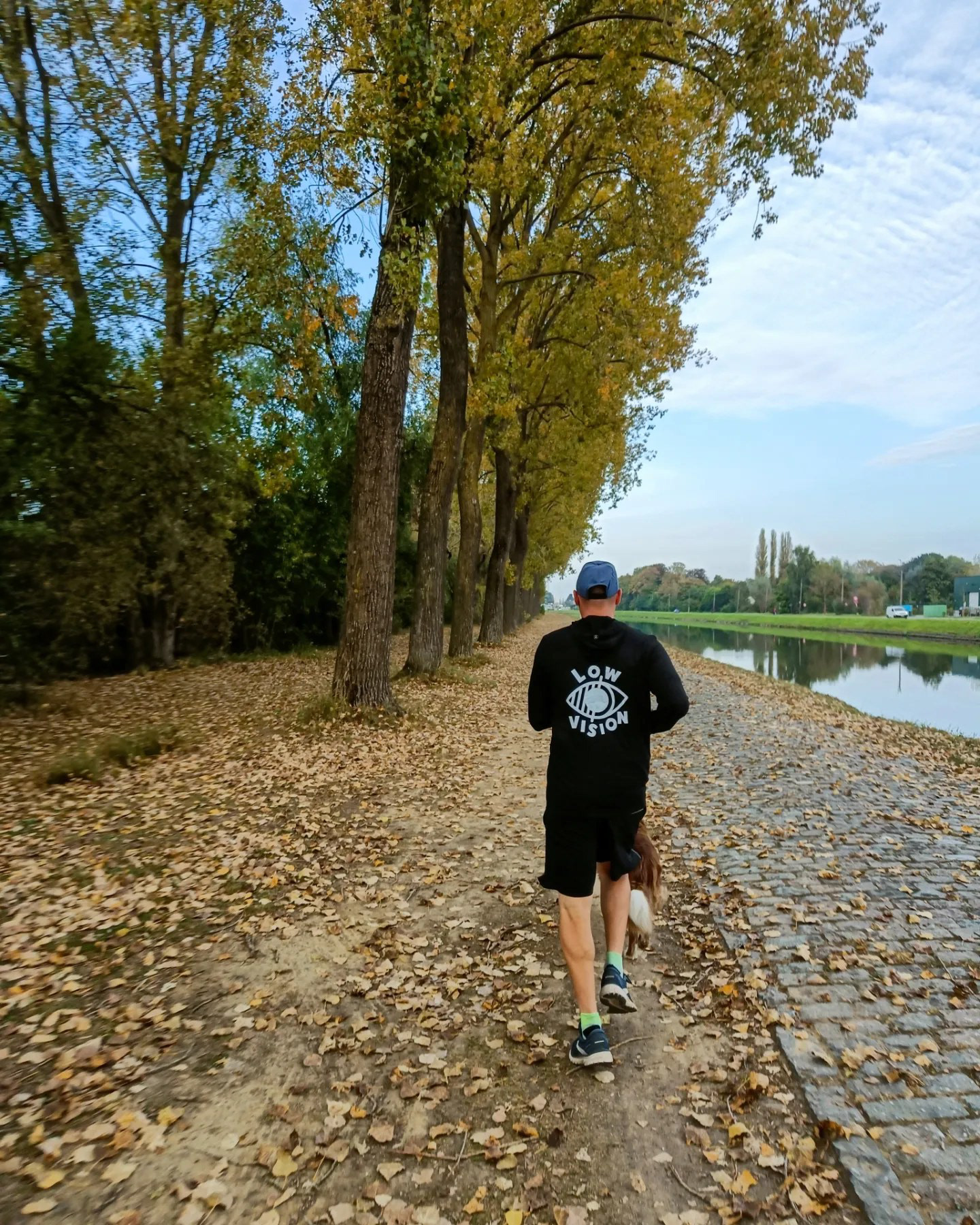 jogger met low vision t-shirt