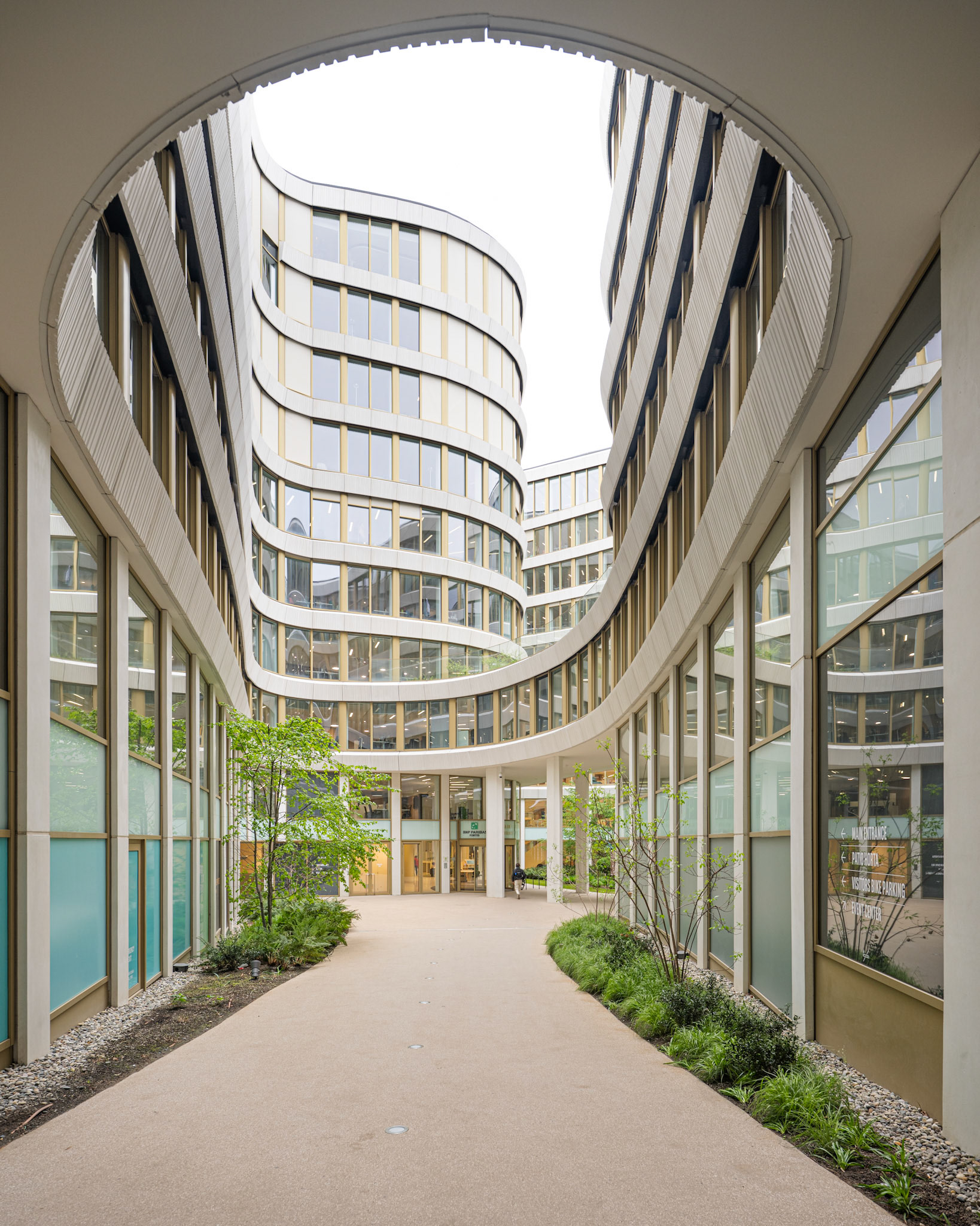 BNP Paribas Fortis - courtyard entrance