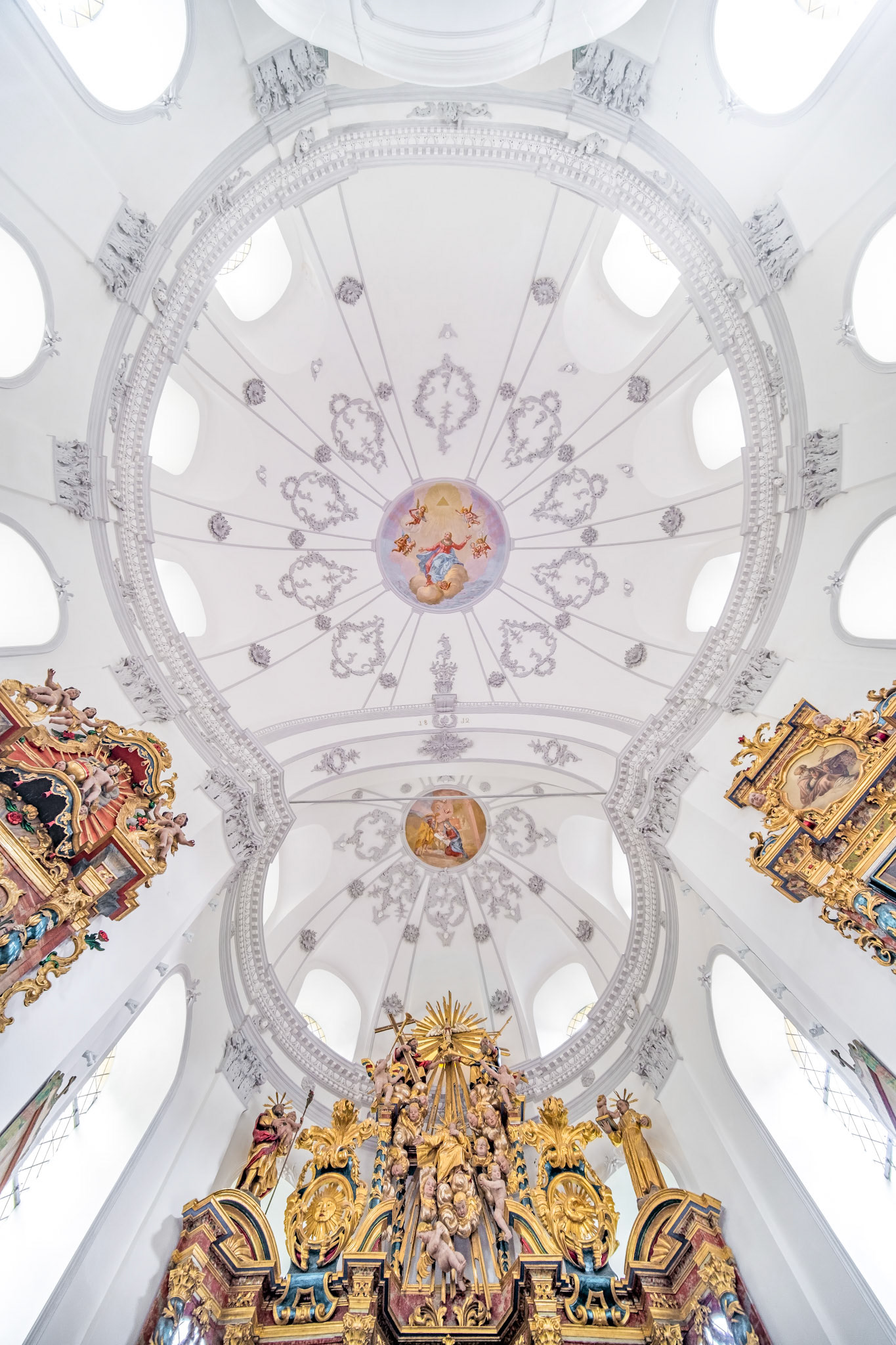 Rundkirche Saas-Balen - altar and ceiling