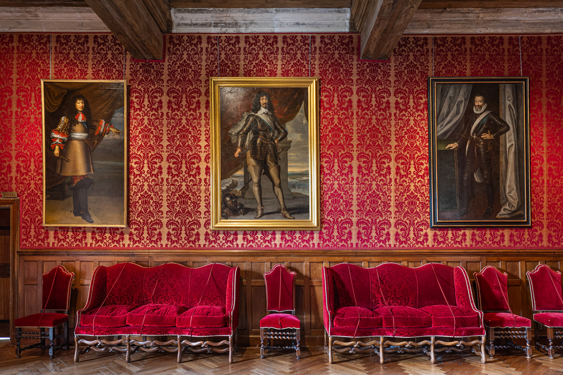 antechamber with portraits of Louis XIV, Louis XIII, and Henri IV