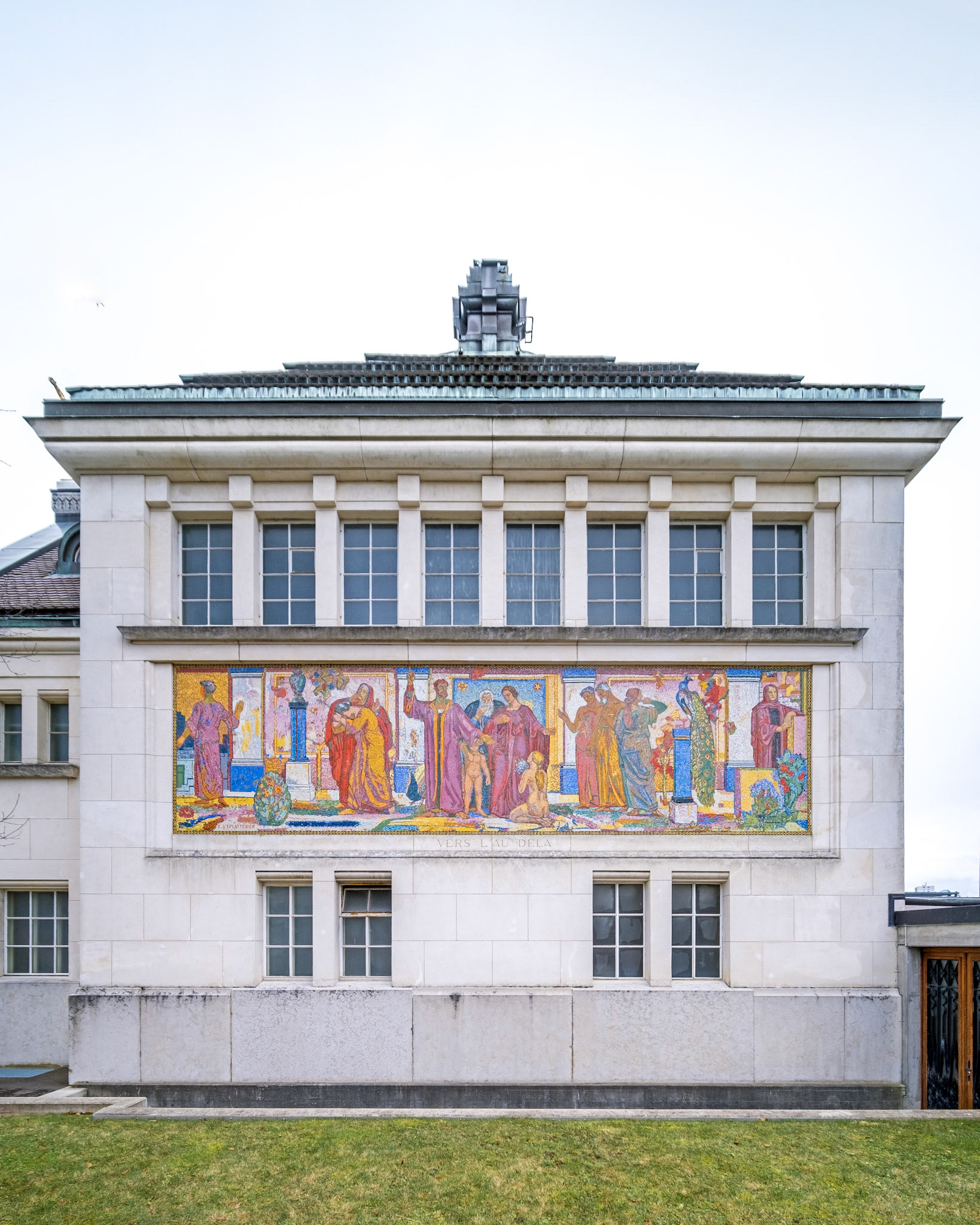 side facade with mosaics from 1926/1927