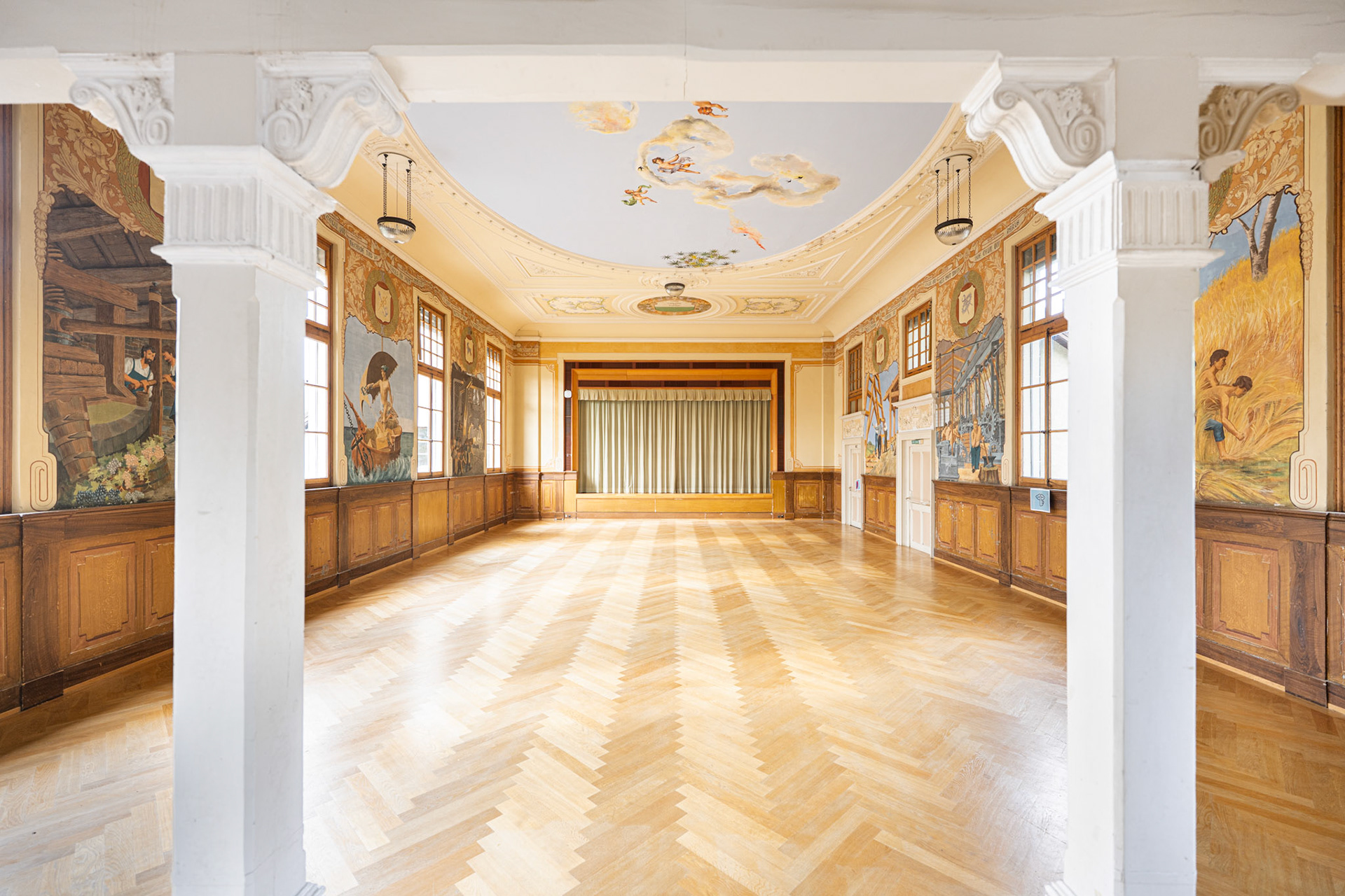 Salle de la paix and stage