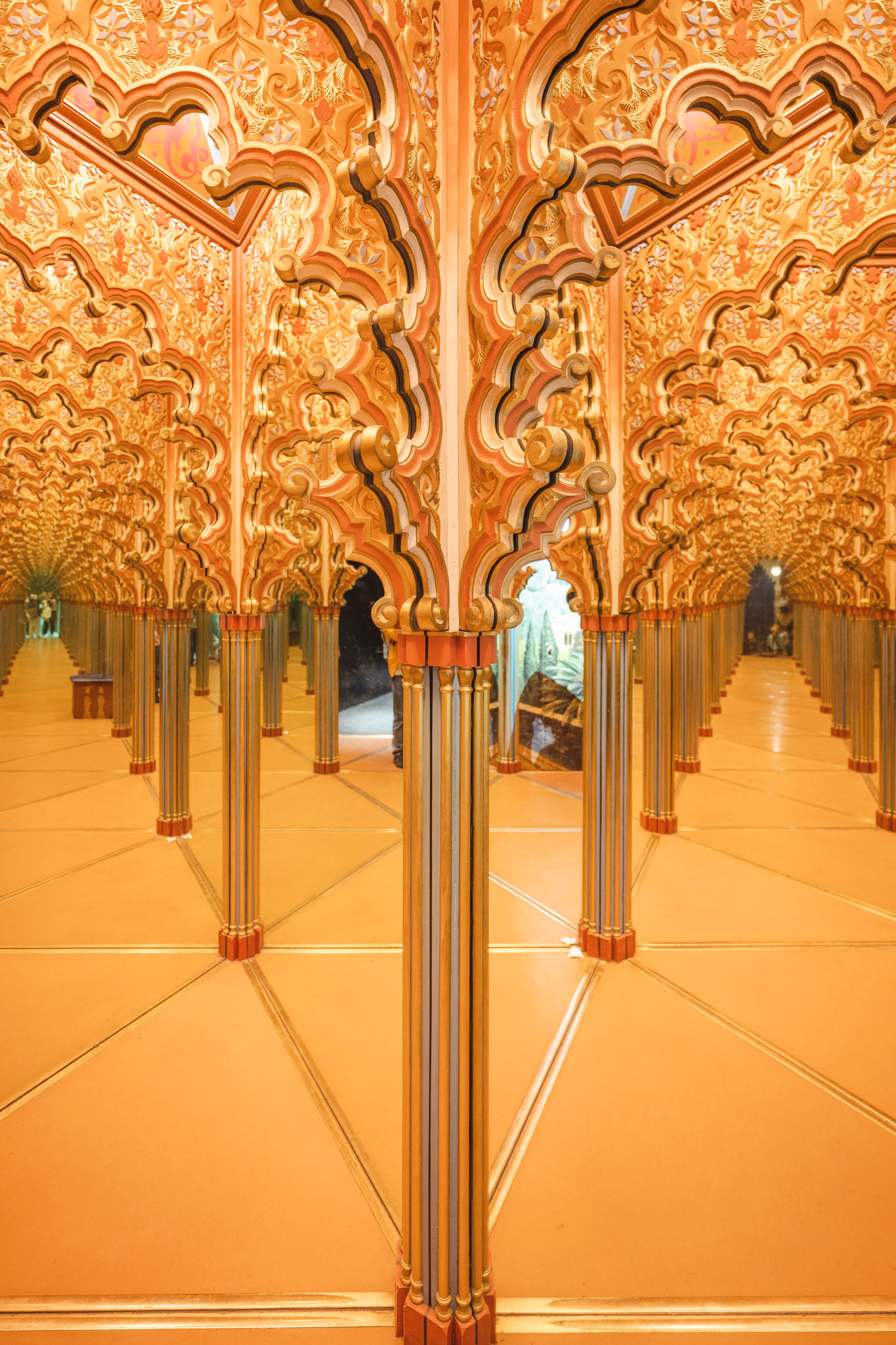 Mirror labyrinth