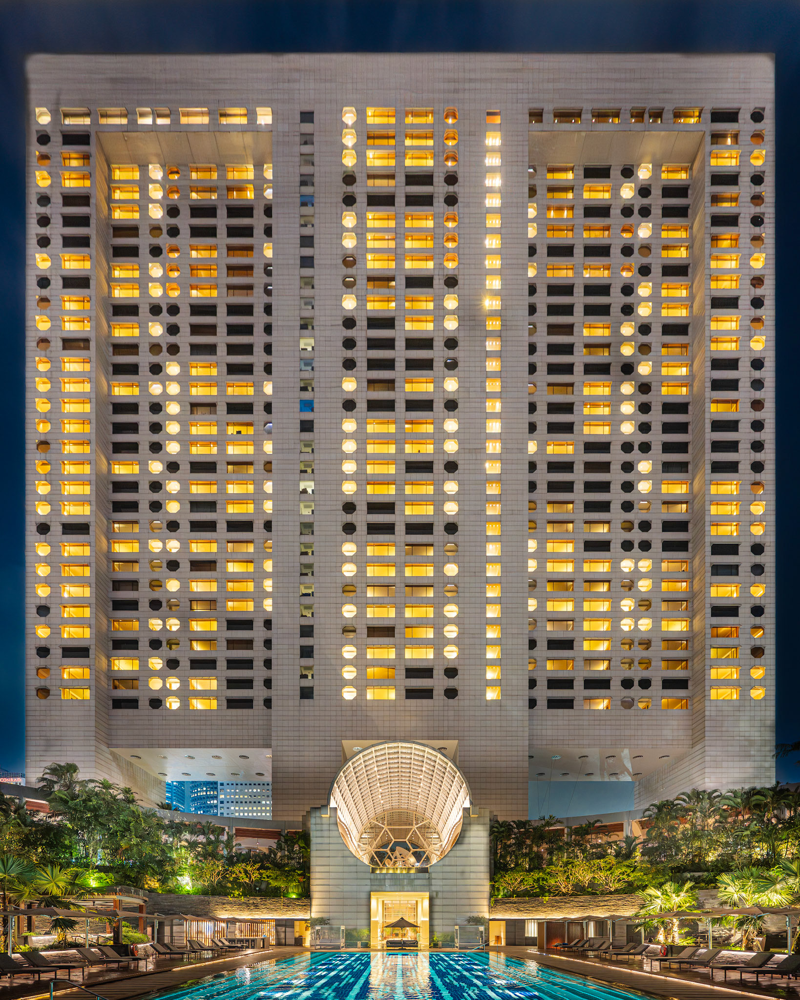 Ritz-Carlton Millenia at night
