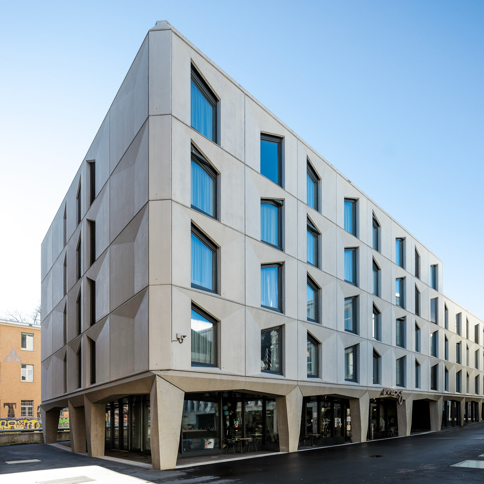 Moxy, Lausanne