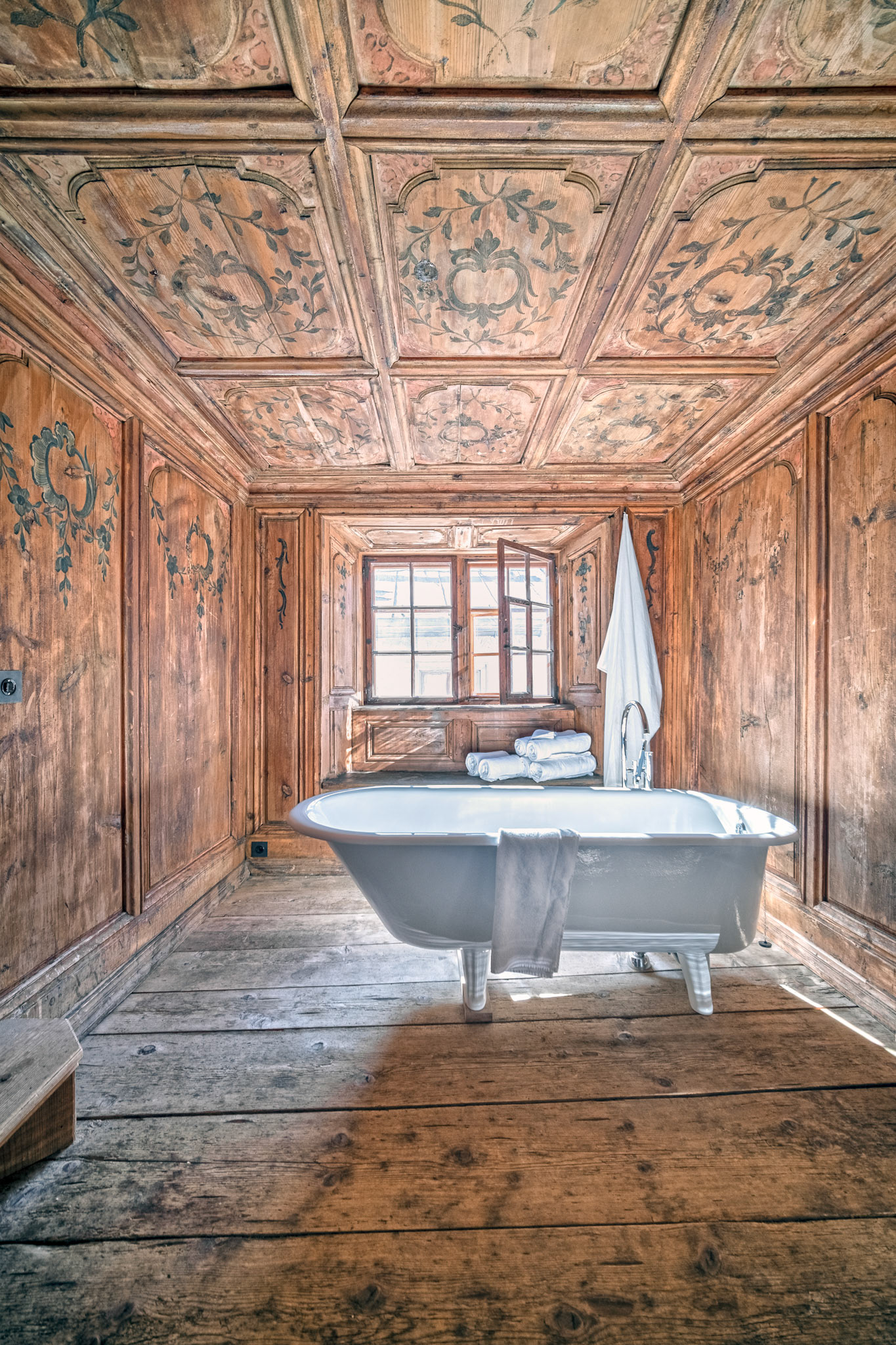 Türalihus bathroom with wall paintings