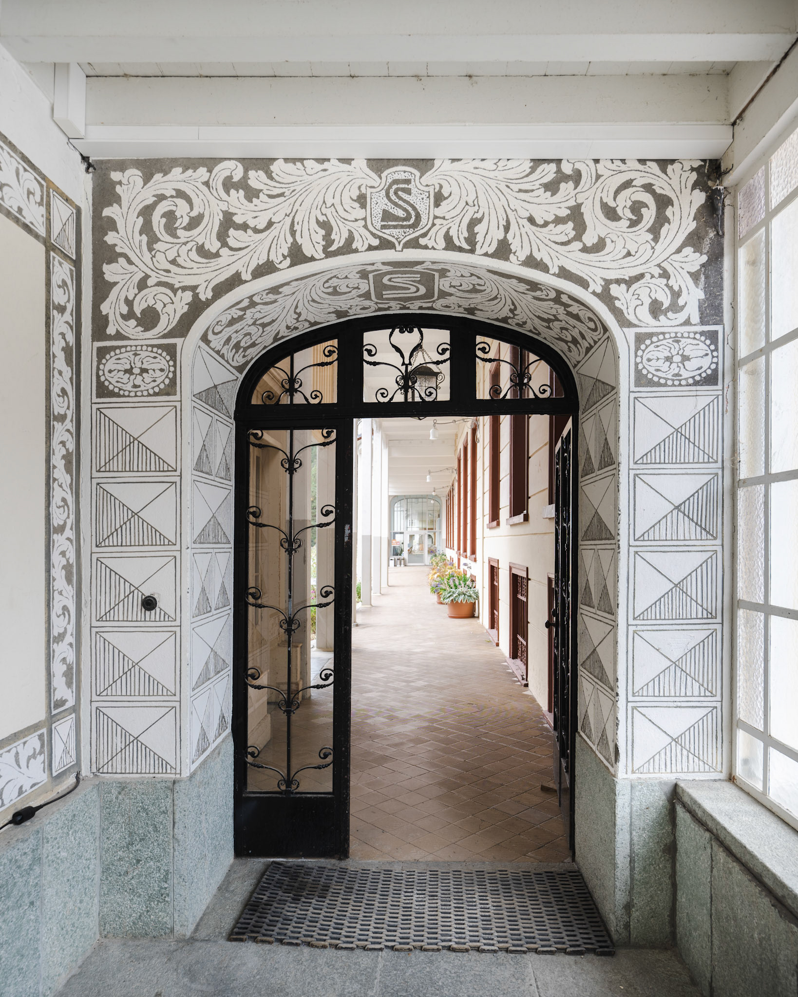 Entrance Berghotel Schatzalp with sgraffiti decoration