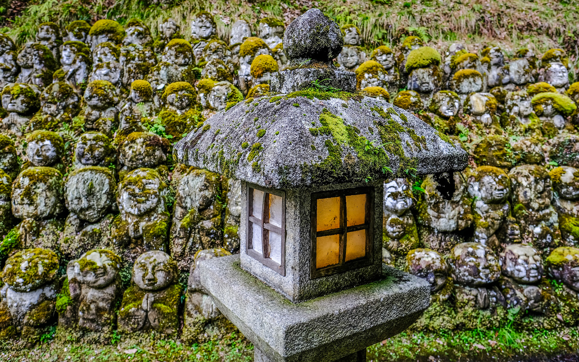 rakan statues at Otagi Nenbutsu-ji