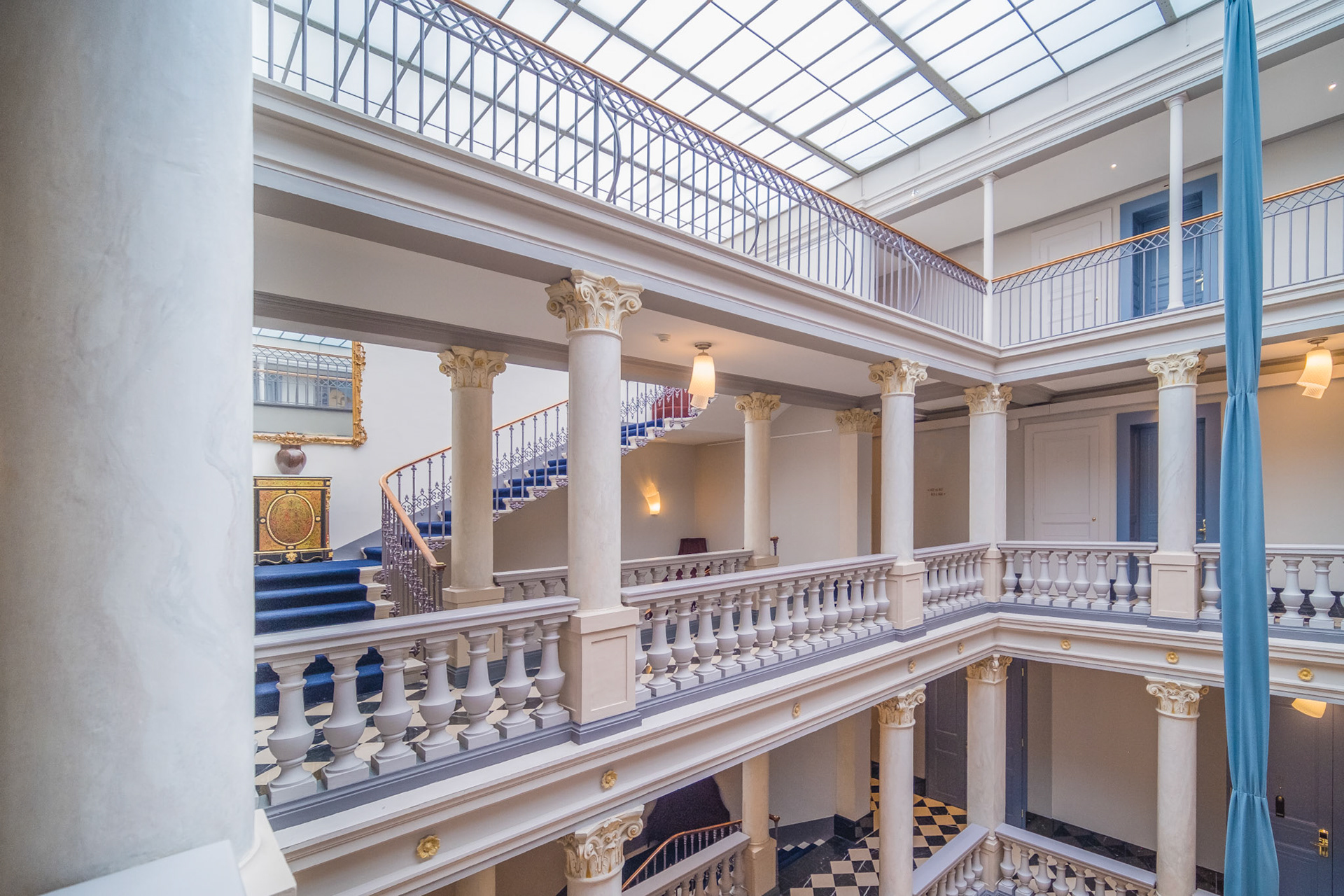 Ritz-Carlton Hôtel de la Paix - staircase and atrium