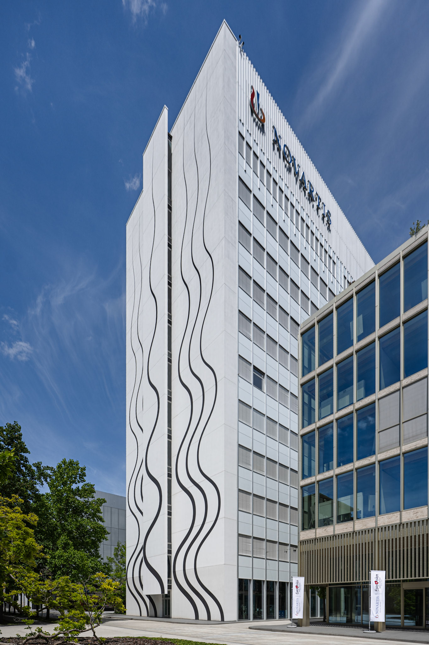 Banting 1 with "Structure of Life" by Swiss artist Claudia Comte
