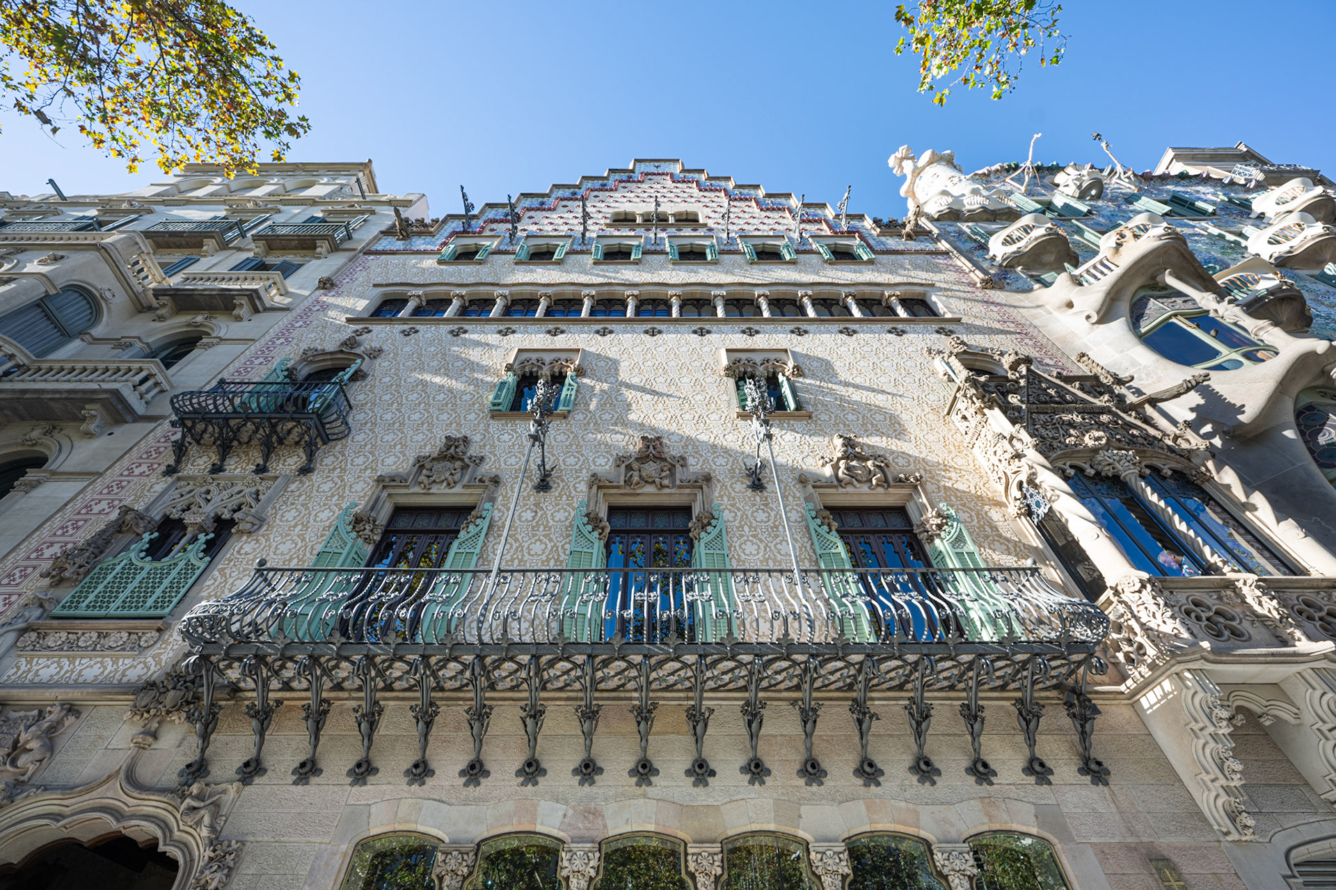 facade lookup - Casa Batlló can be seen at the right