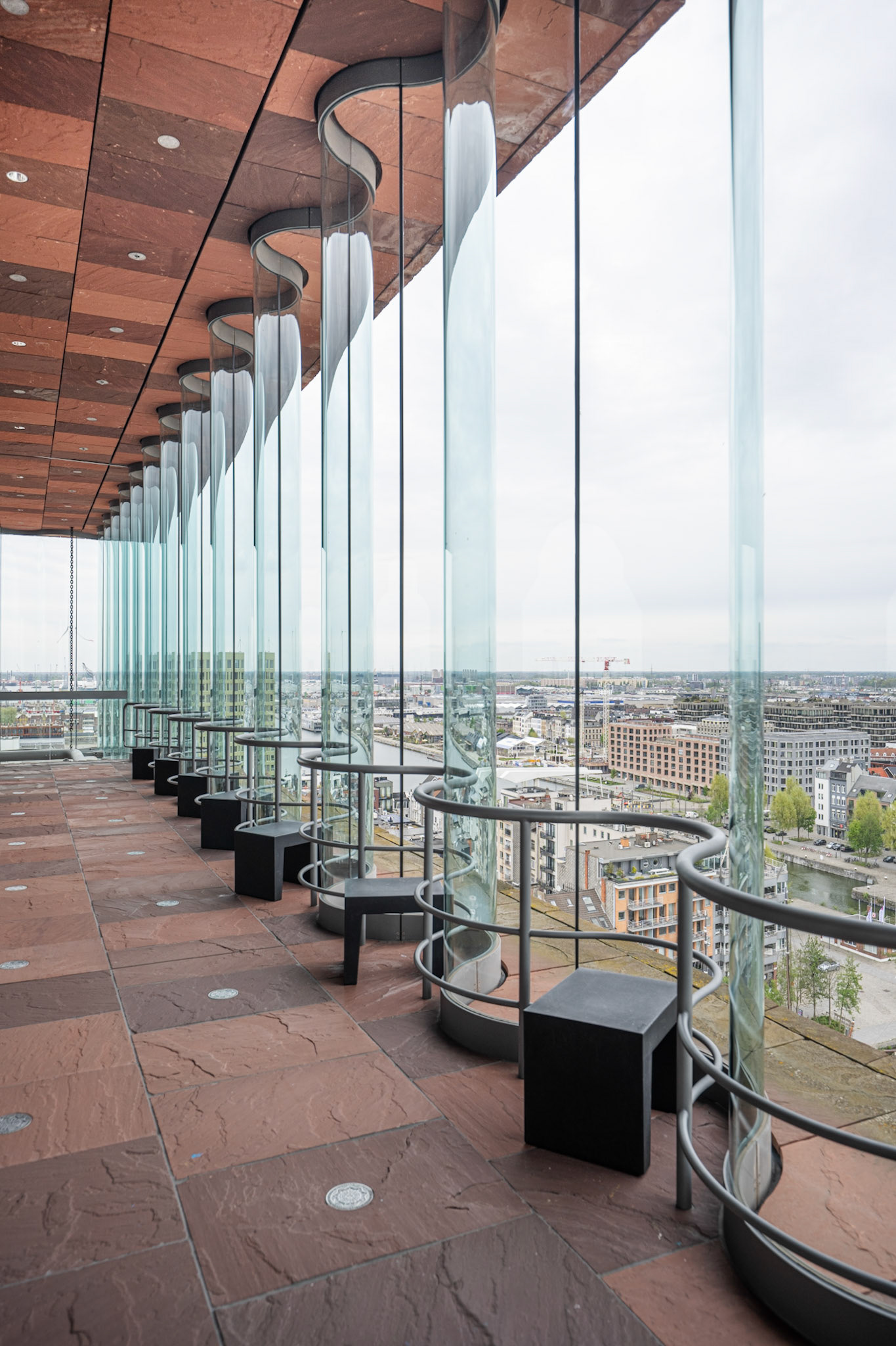 Museum aan de Stroom - curved glass panels