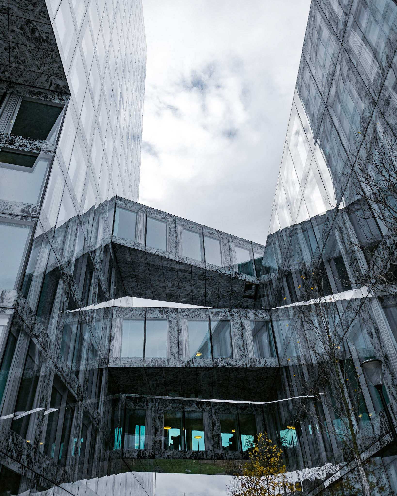 bridges linking the Allianz headquarters