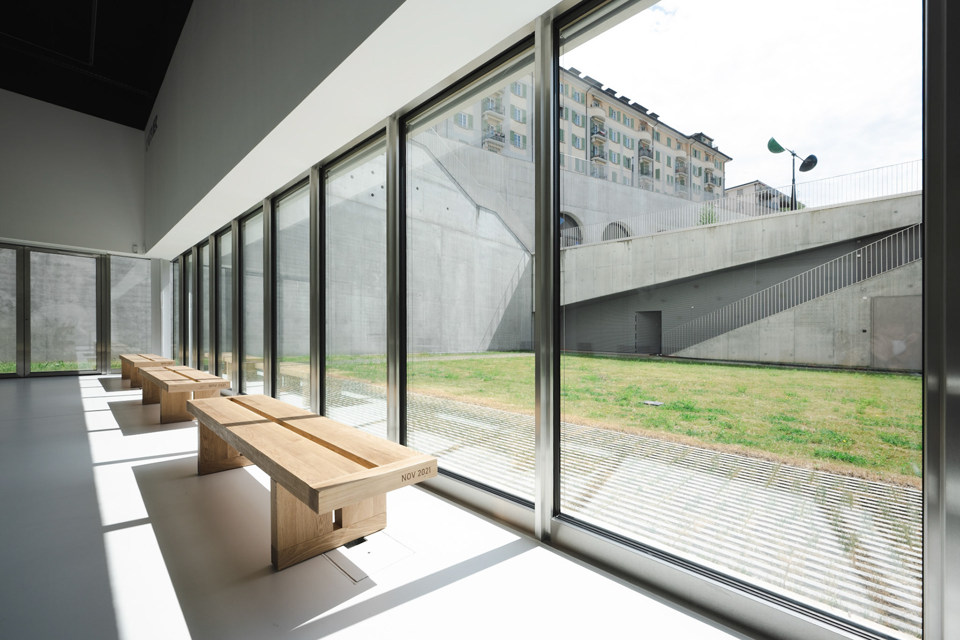 Photo Elysée - large windows towards the patio